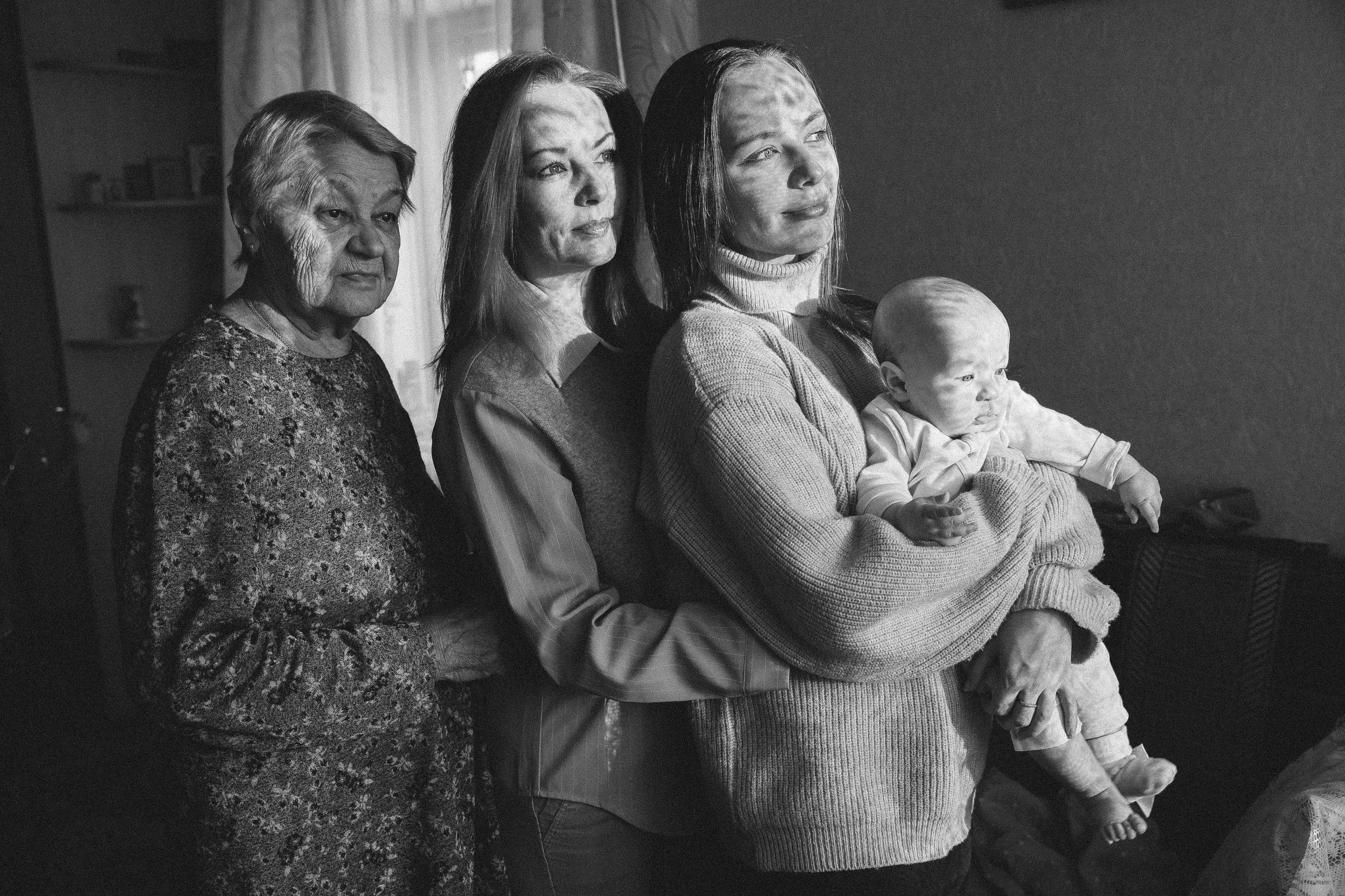 Семейная фотосессия домашняя фотосессия бабушка в гостях у бабушки. Фотограф Владимир Москва