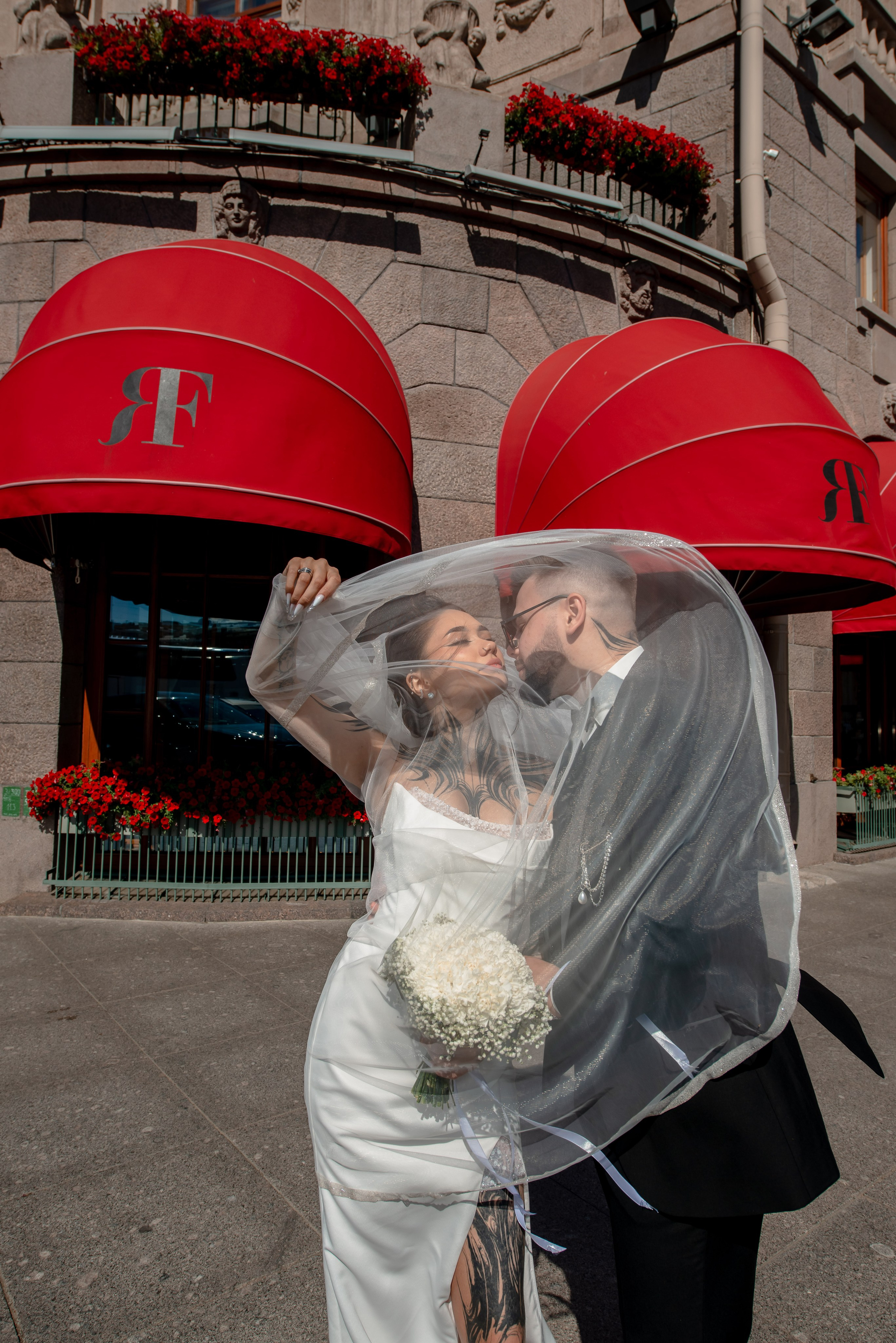 Диана и Евгений (маршрут № 1 в Питере: Исаакиевская площадь, красные маркизы Астории, набережная Мойки, Дворец Штиглица и Летний сад). Портретный, семейный и свадебный фотограф в Санкт-Петербурге и в Пушкине Ширяев Денис