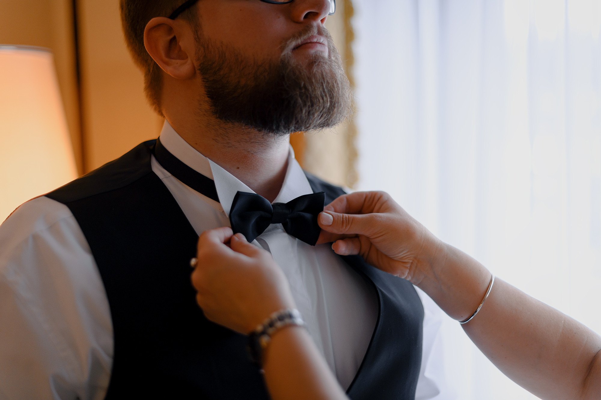 мама надевает бабочку сыну