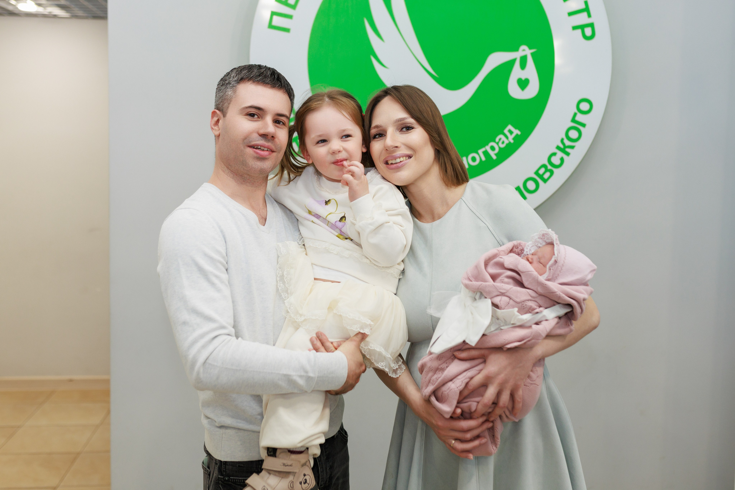 Съемка выписки из роддома Зеленоград Кончаловского. Фотограф на выписку. Фотосъемка выписки из роддома в Москве, заказать фотографа на выписку ньюборн съемка в роддоме newborn фотограф в Юдино