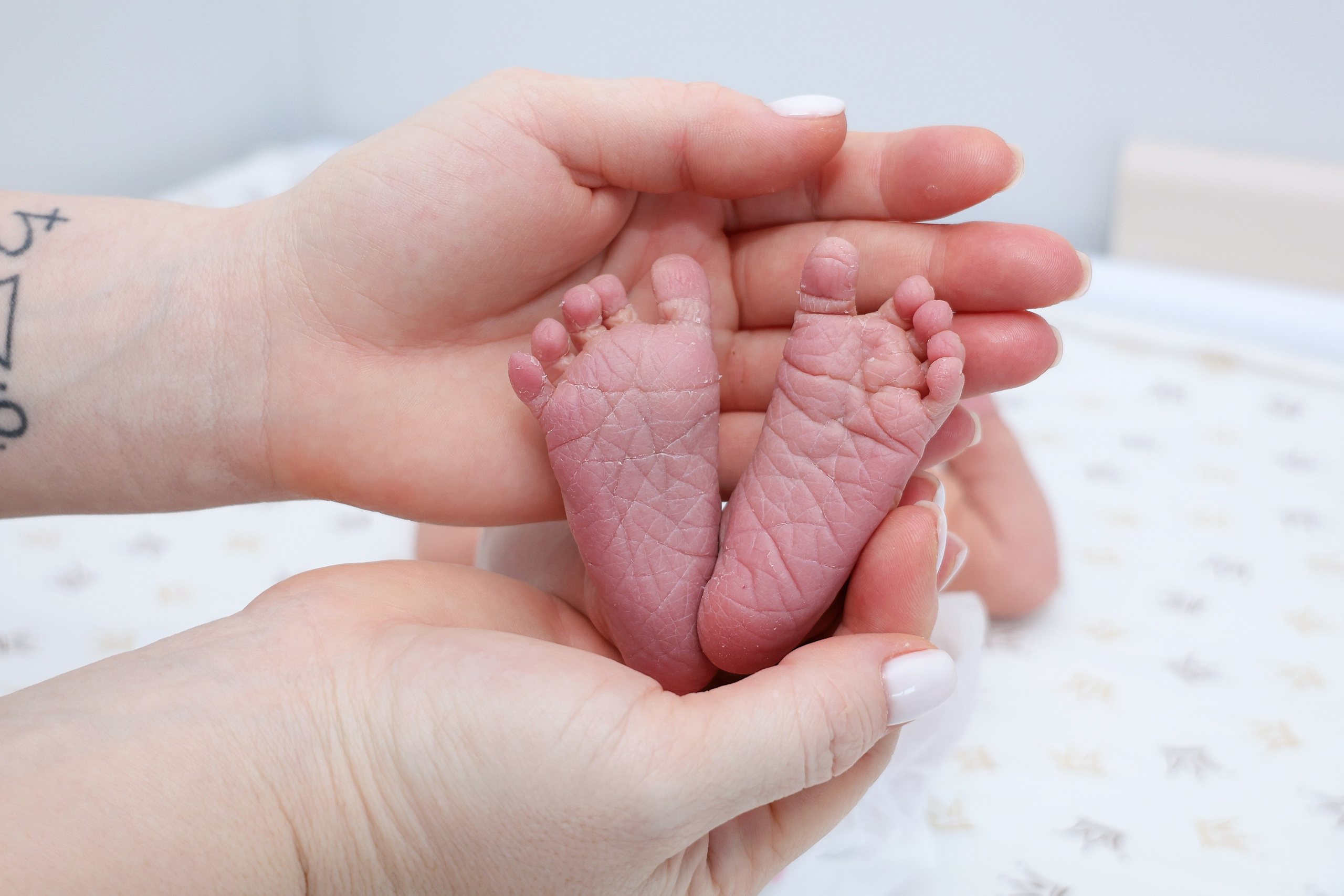 Съемка выписки из роддома Иноземцева на Фортунатовской. Фотосъемка выписки из роддома в Москве, заказать фотографа на выписку ньюборн съемка в роддоме newborn фотограф в Юдино