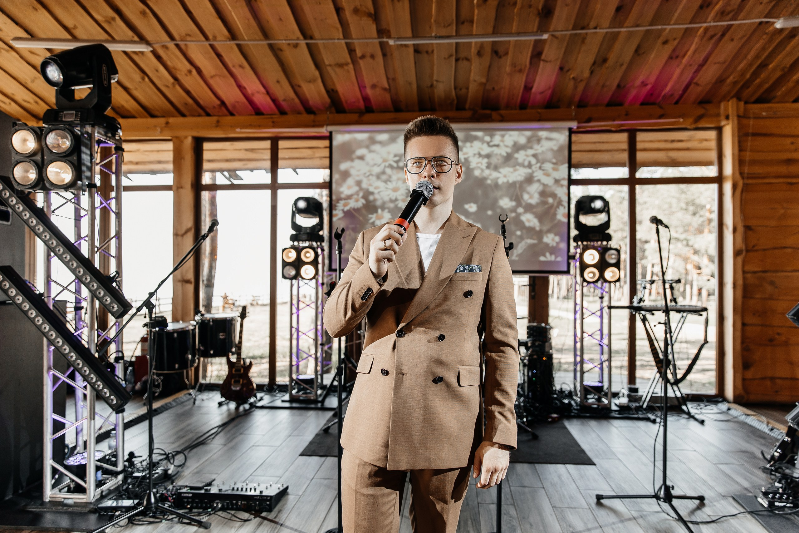 Здравствуйте! Я&nbsp;свадебный фотограф из&nbsp;Ульяновска, работаю в&nbsp;том числе по&nbsp;всей России и&nbsp;с&nbsp;выездом за&nbsp;границу. Снимаю свадьбы, lovestory, корпоративы, светский репортаж. Провожу обучение по&nbsp;фотографии, мастер-классы и&nbsp;воркшопы для других фотографов.