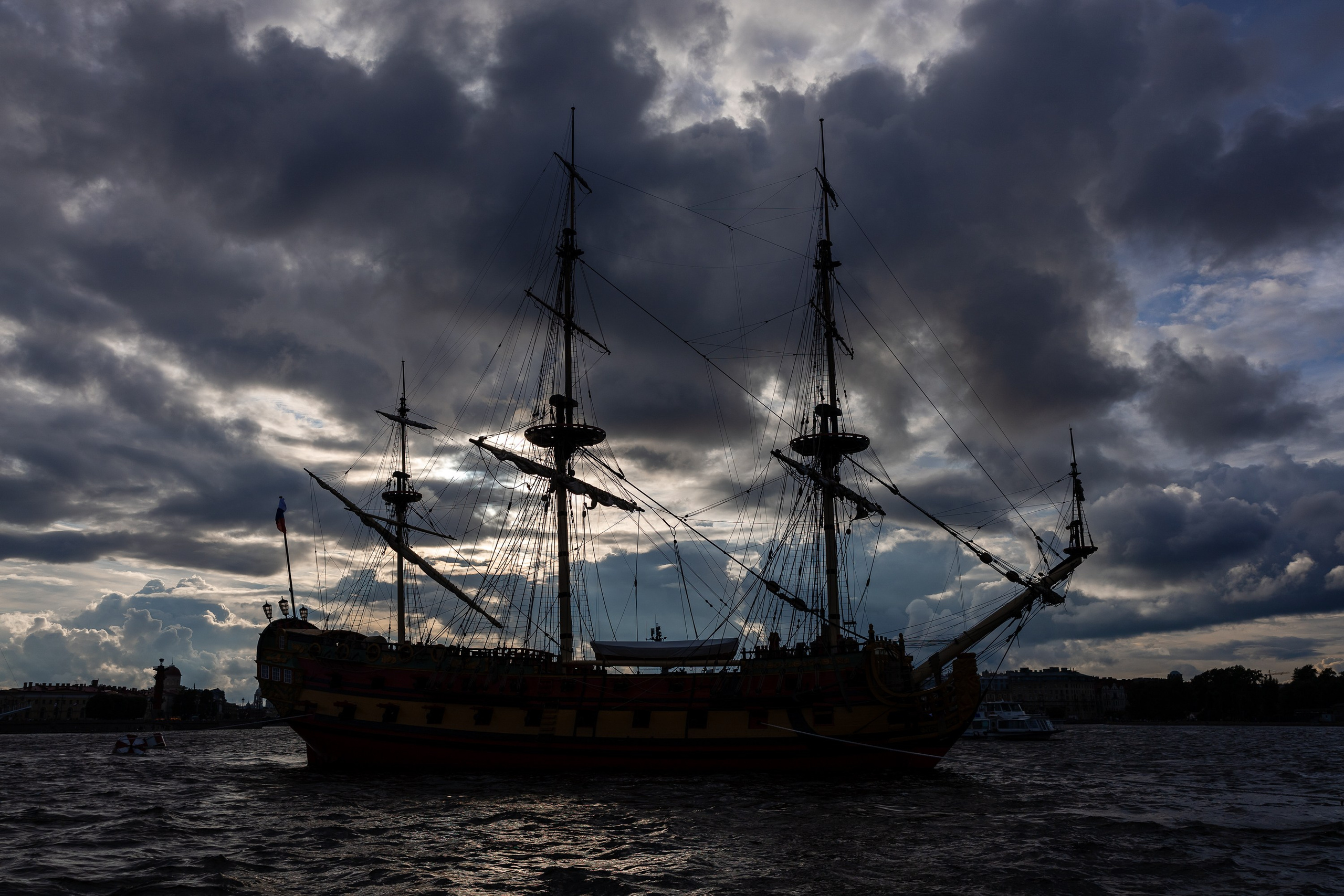 Парусный фрегат на Неве на фоне закатного неба