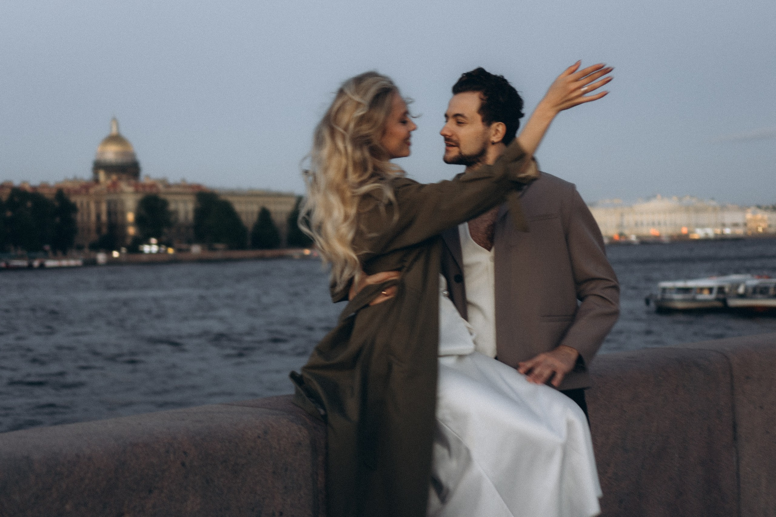 СВАДЕБНАЯ СЬЕМКА ПАРЫ НА РАССВЕТЕ В БЕЛЫЕ НОЧИ И ПРОГУЛКА С РАЗВОДНЫМИ МОСТАМИ И ПИКНИК ВОЗЛЕ ИСАКИЕВСКОГО СОБОРА. Профессиональный фотограф, Санкт-Петербург — Виктория Богомолова
