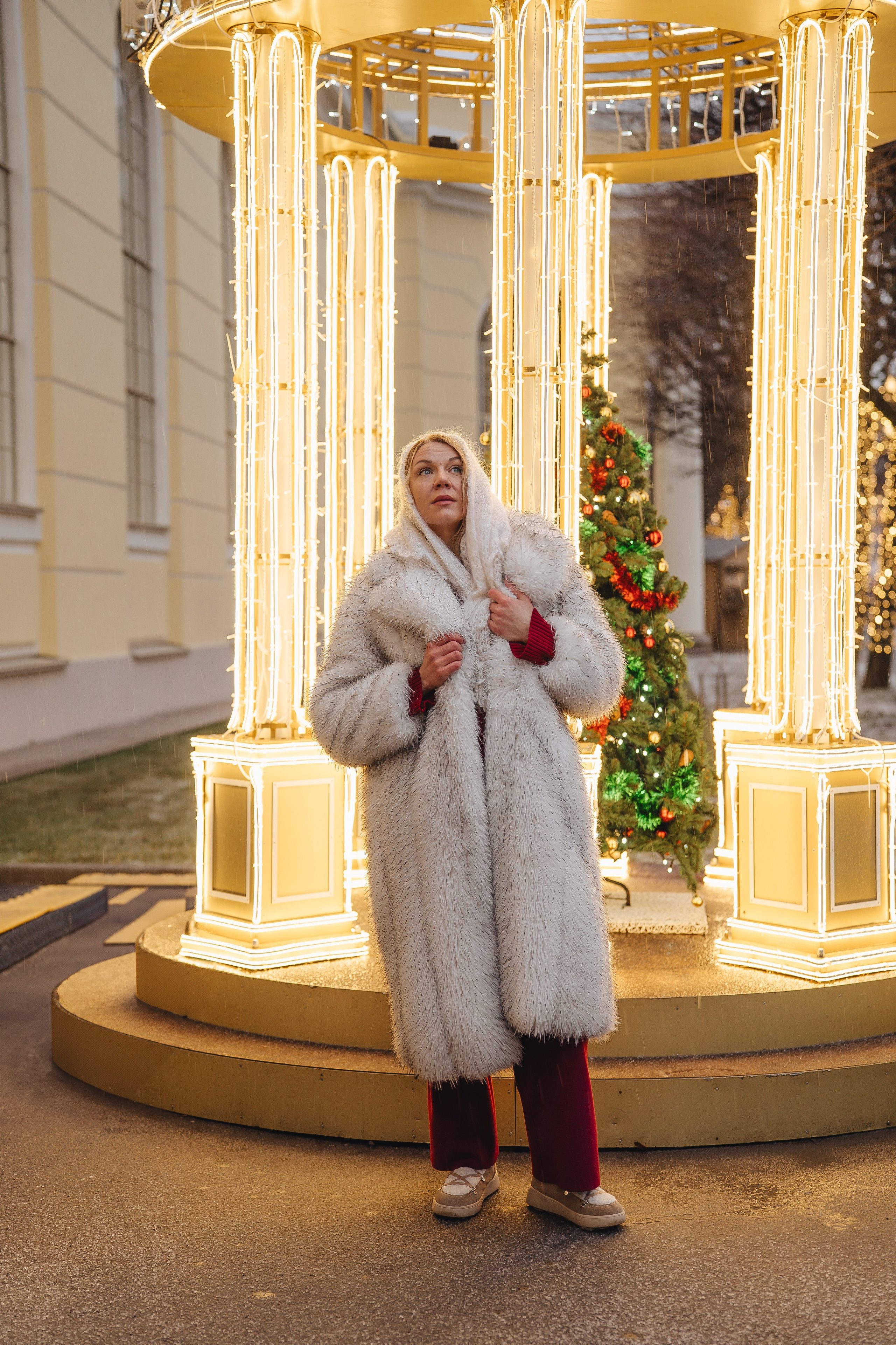 ПРОГУЛКА НА МАНЕЖНОЙ ПЛОЩАДИ ДЛЯ ДЕВУШКИ ПЕРЕД НОВЫМ ГОДОМ (НОВОГОДНЯЯ ФОТОСЕССИИЯ НА МАНЕЖНОЙ ПЛОЩАДИ). Профессиональный фотограф, Санкт-Петербург — Виктория Богомолова