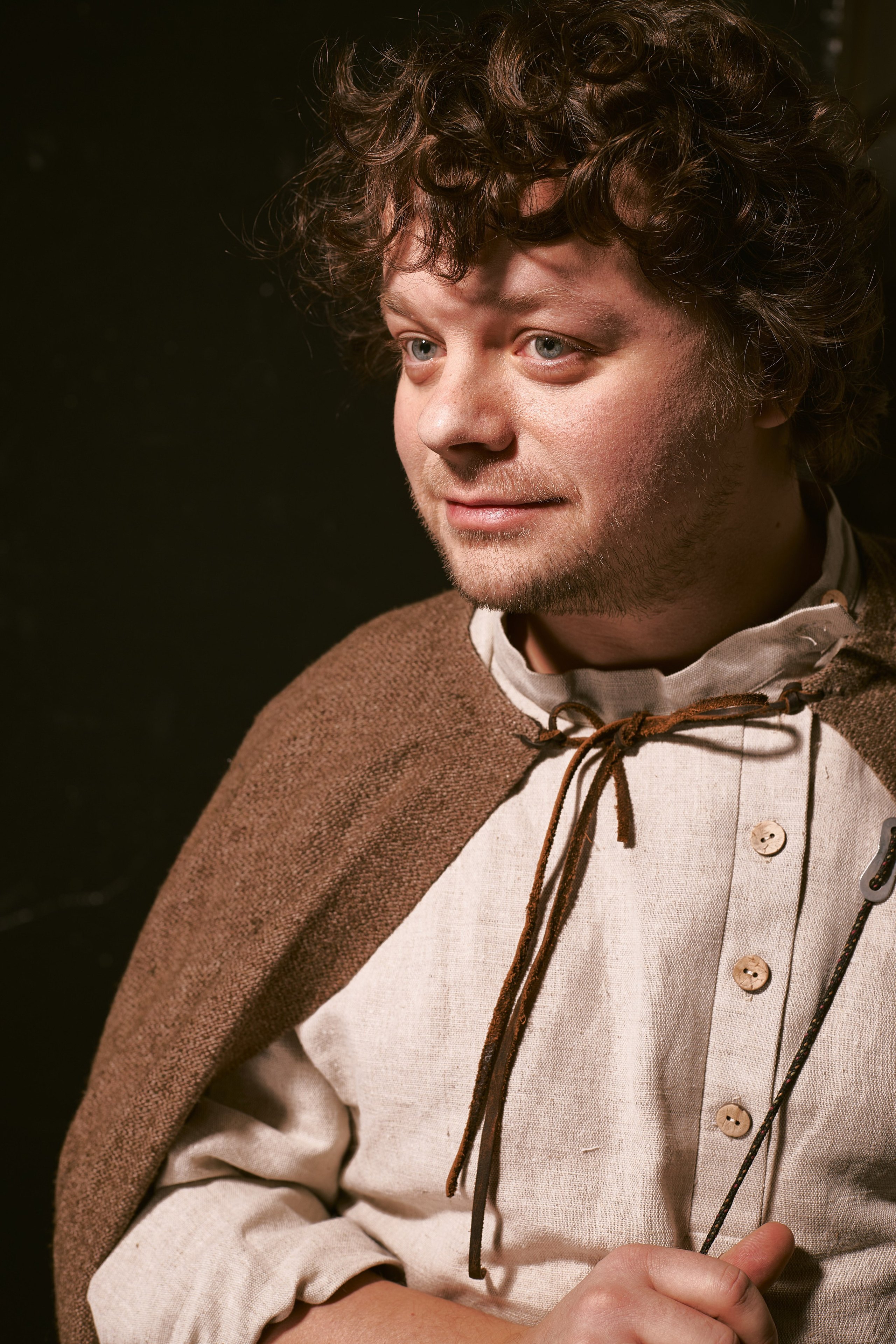 Портрет Сергея Друзьяка в одежде средневекового Путника на тёмном фоне