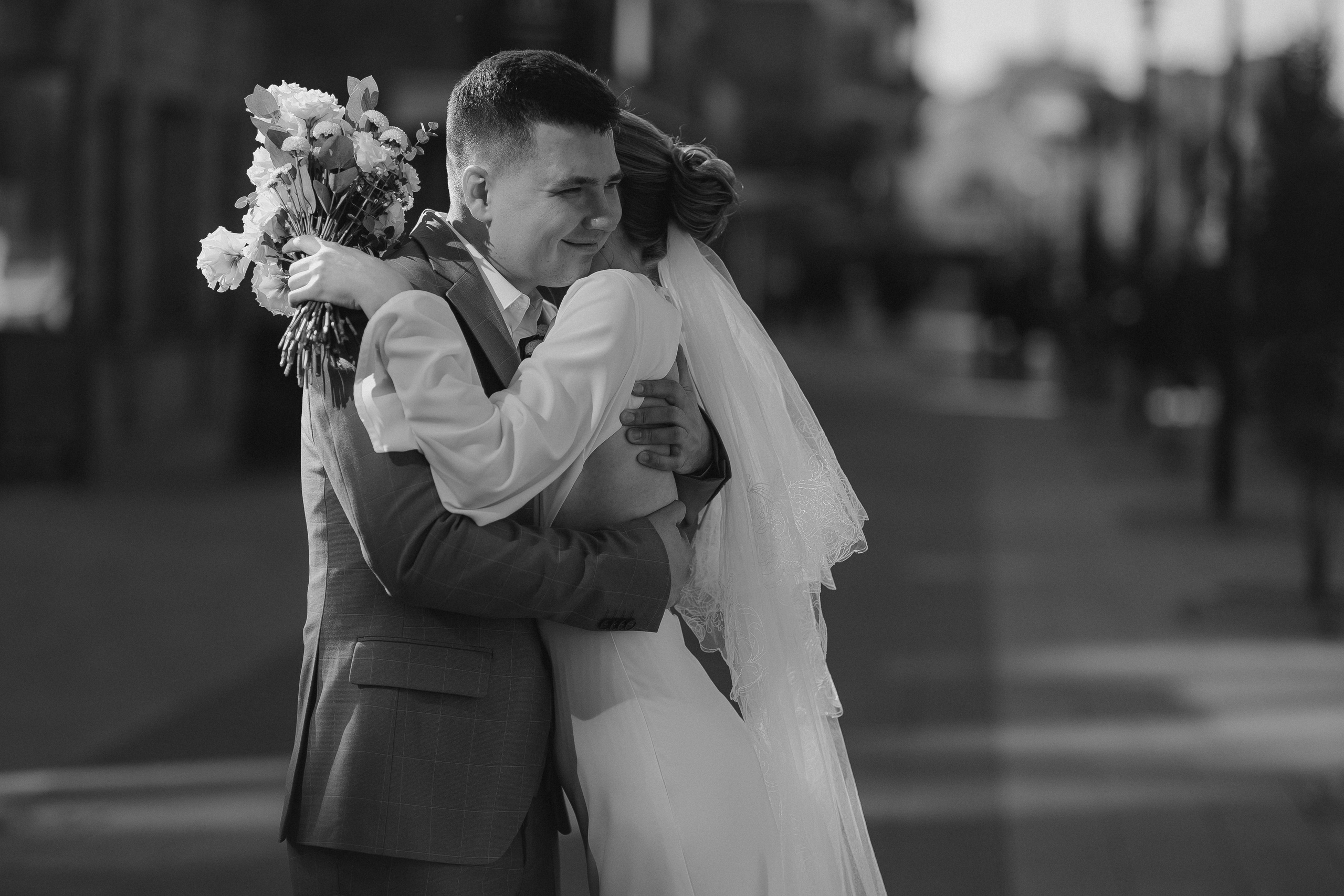 Свадебная съемка в центре Красноярска, идеи прогулочной съемки, нестандартные места для свадебной съемки в Красноярске, свадебное агентство Инсайт