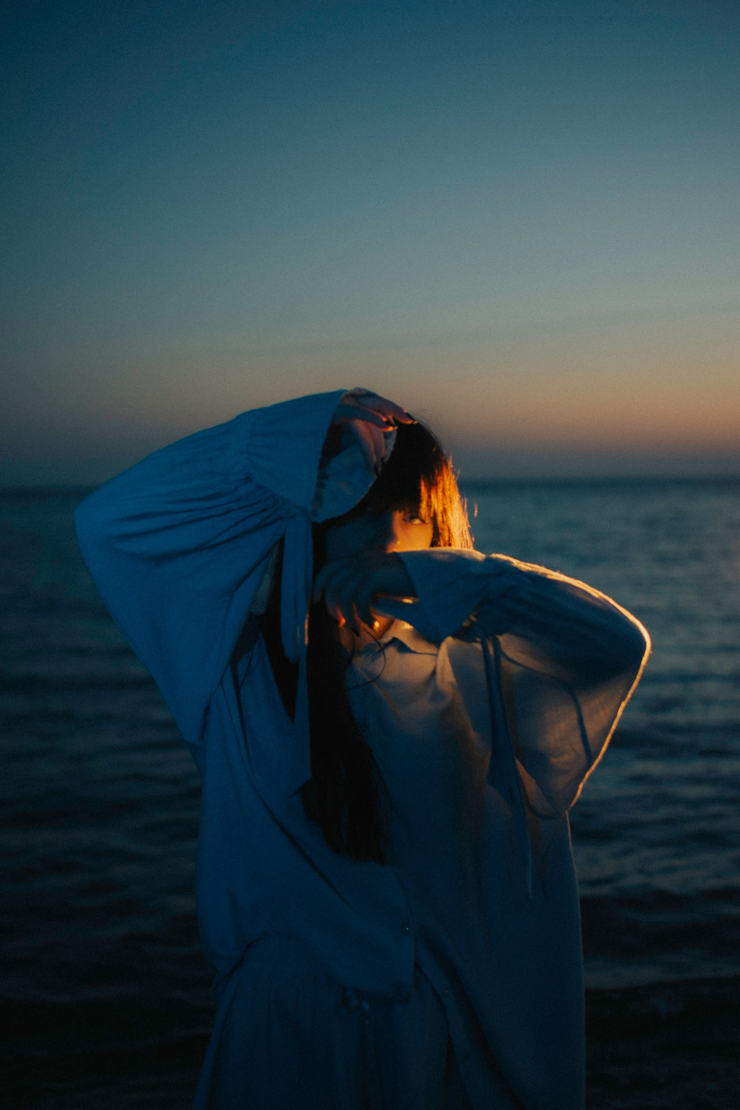 Фотосессия с цветным светом у моря