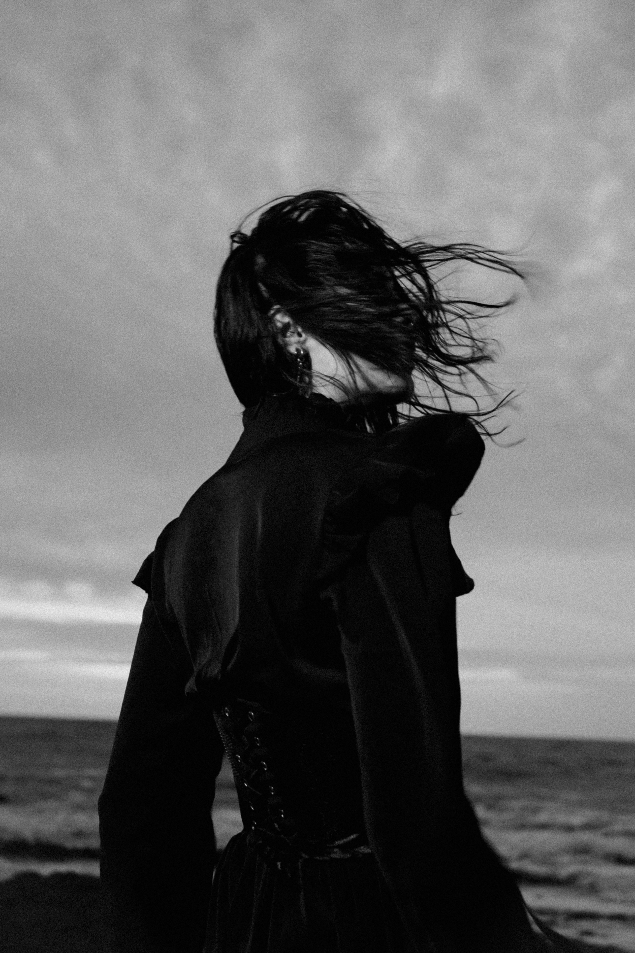 Съёмка у моря с оленьими рогами