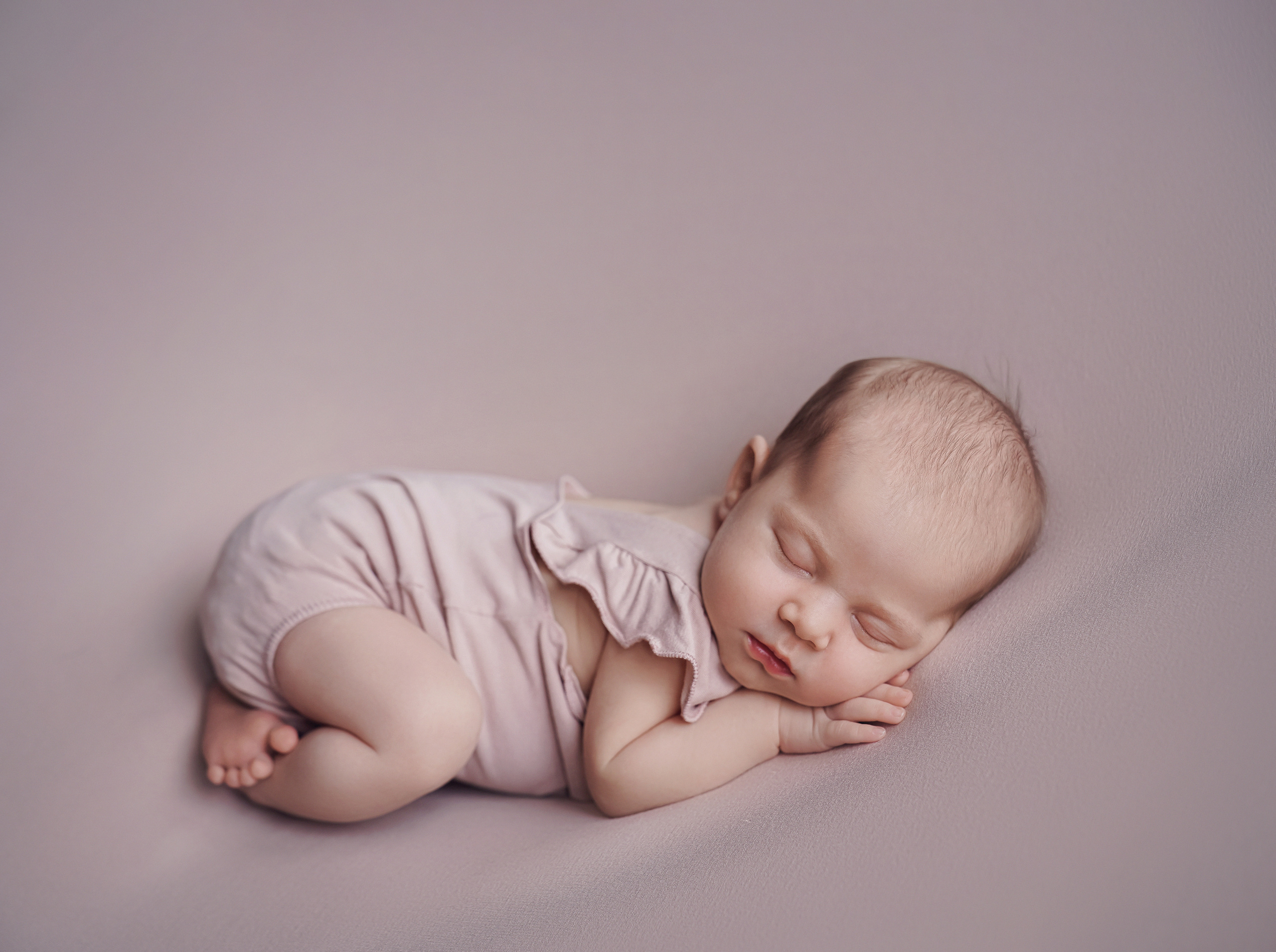 классический кадр новорожденный лежит на животике 