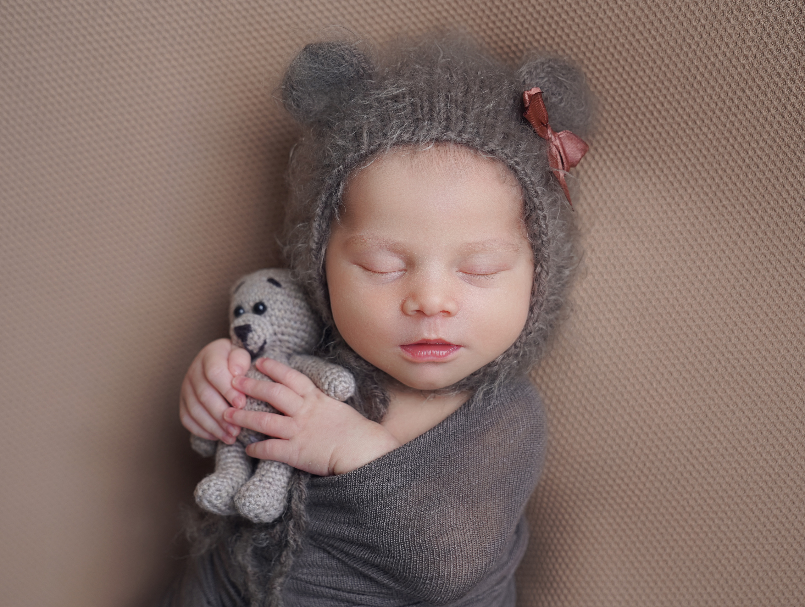 медведица, новорожденный малыш в костюме медвежонка держит игрушку медведя