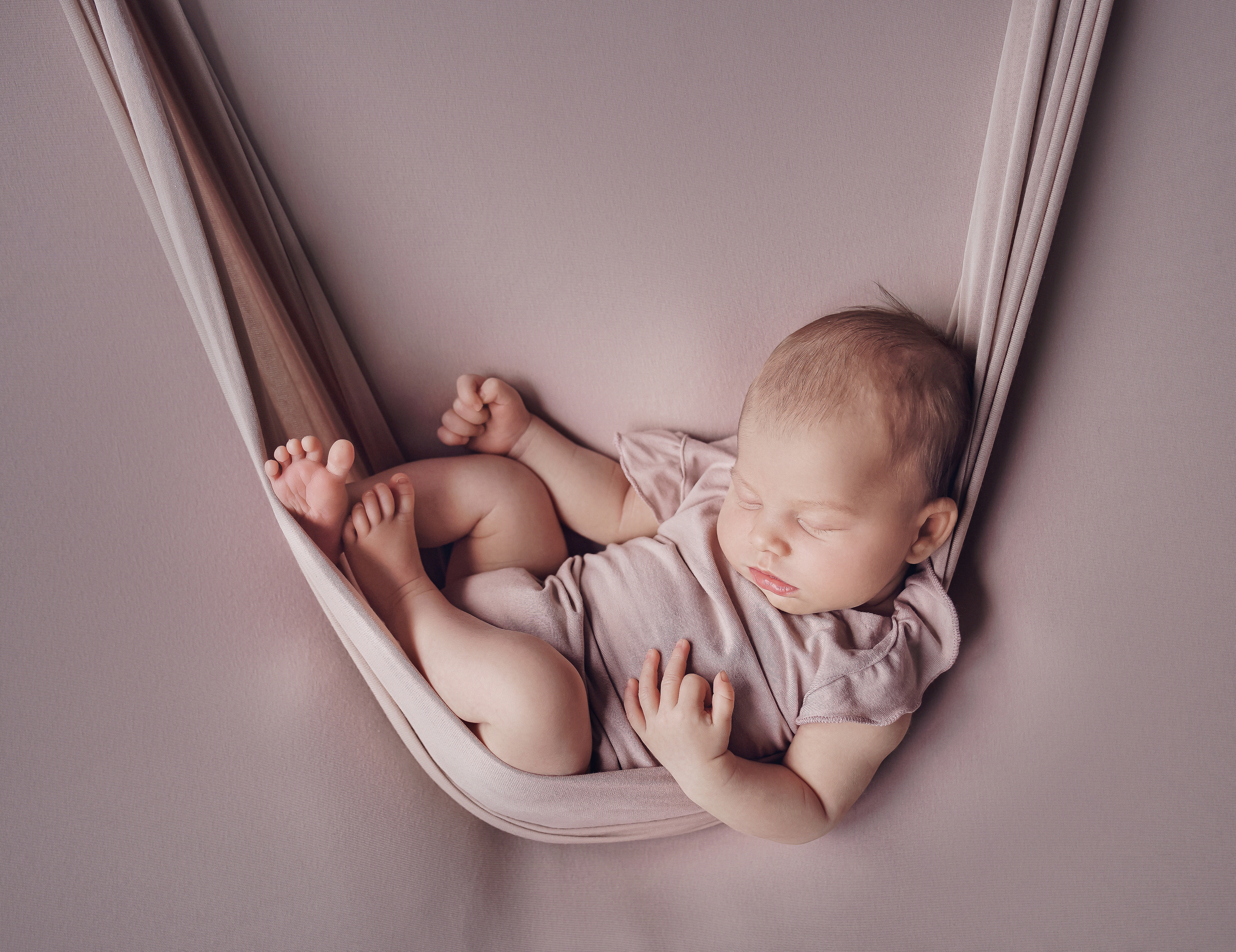 новорожденный на качели, малыш на качели, ребенок на качели
