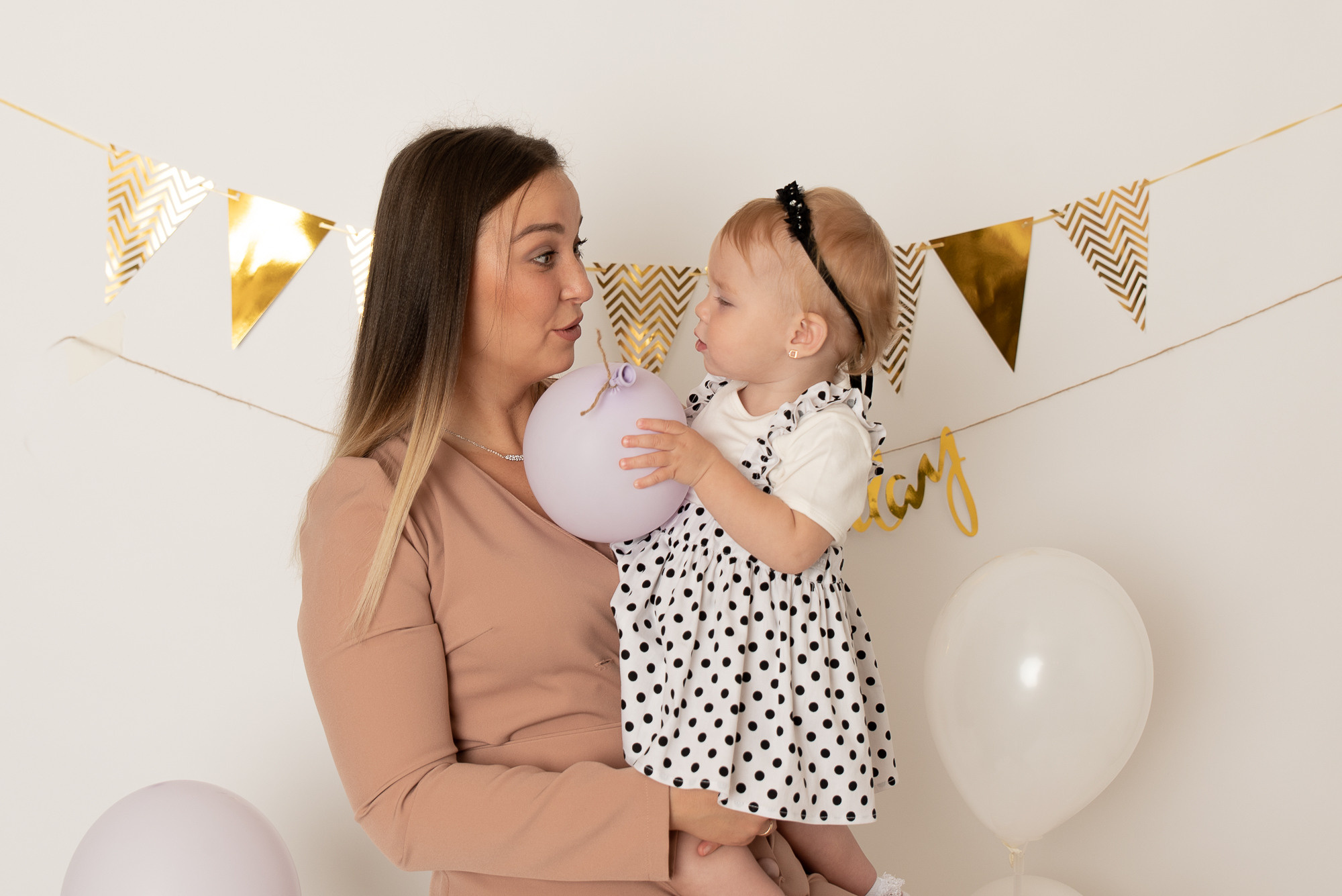 Фотосессия первого дня рождения. Фотограф новорожденных в Нижневартовске Лара Курдюкова