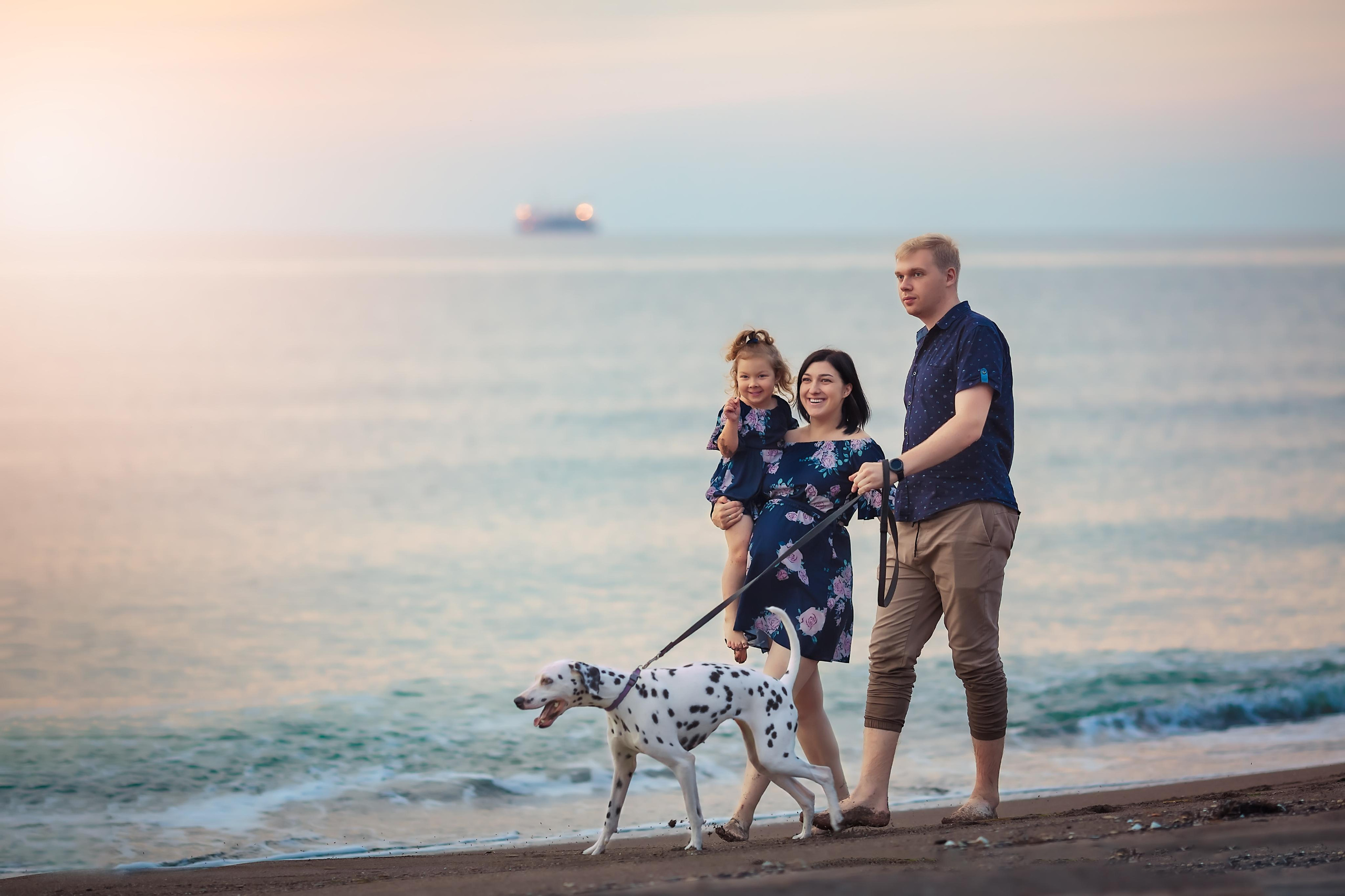 Александр, Валерия, Соня и Белла. Семейная прогулка на закате. Детский, семейный фотограф в Южно-Сахалинске, Невельске и Холмске