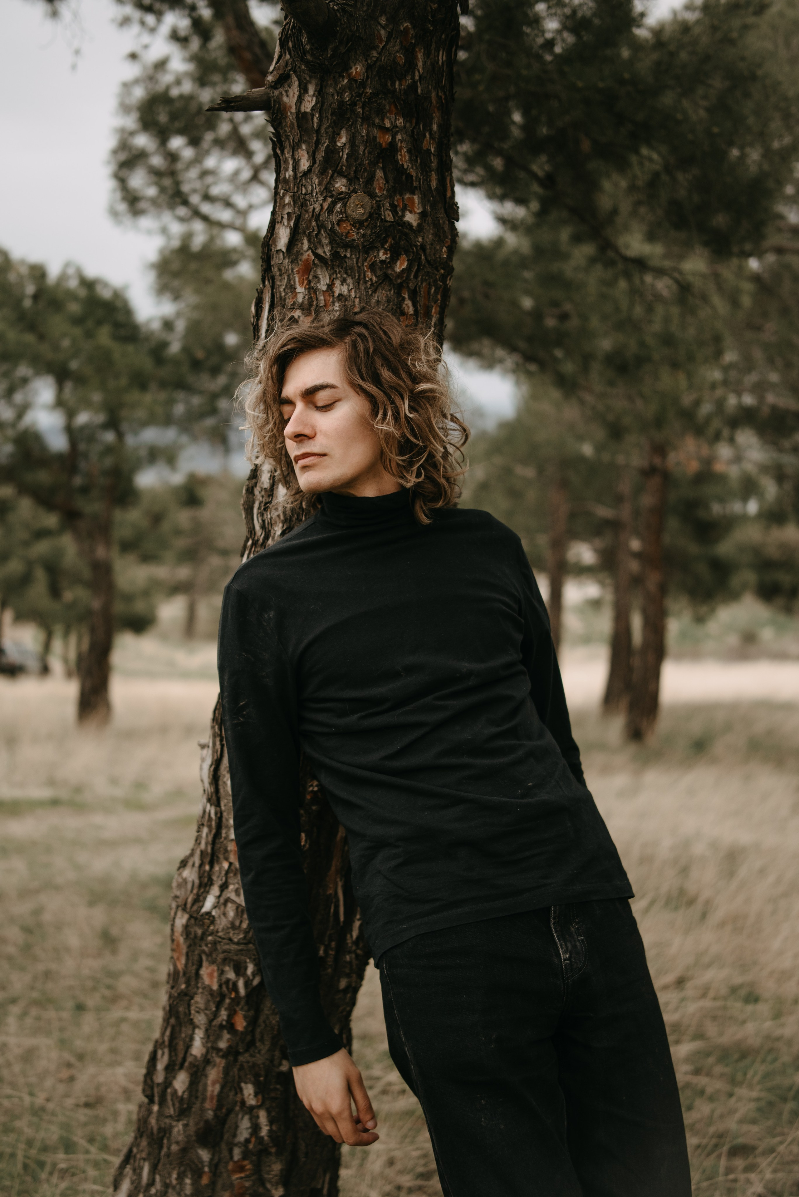 Мужская портретная фотосессия на природе. Портретный и свадебный фотограф в Тбилиси • xeniqo