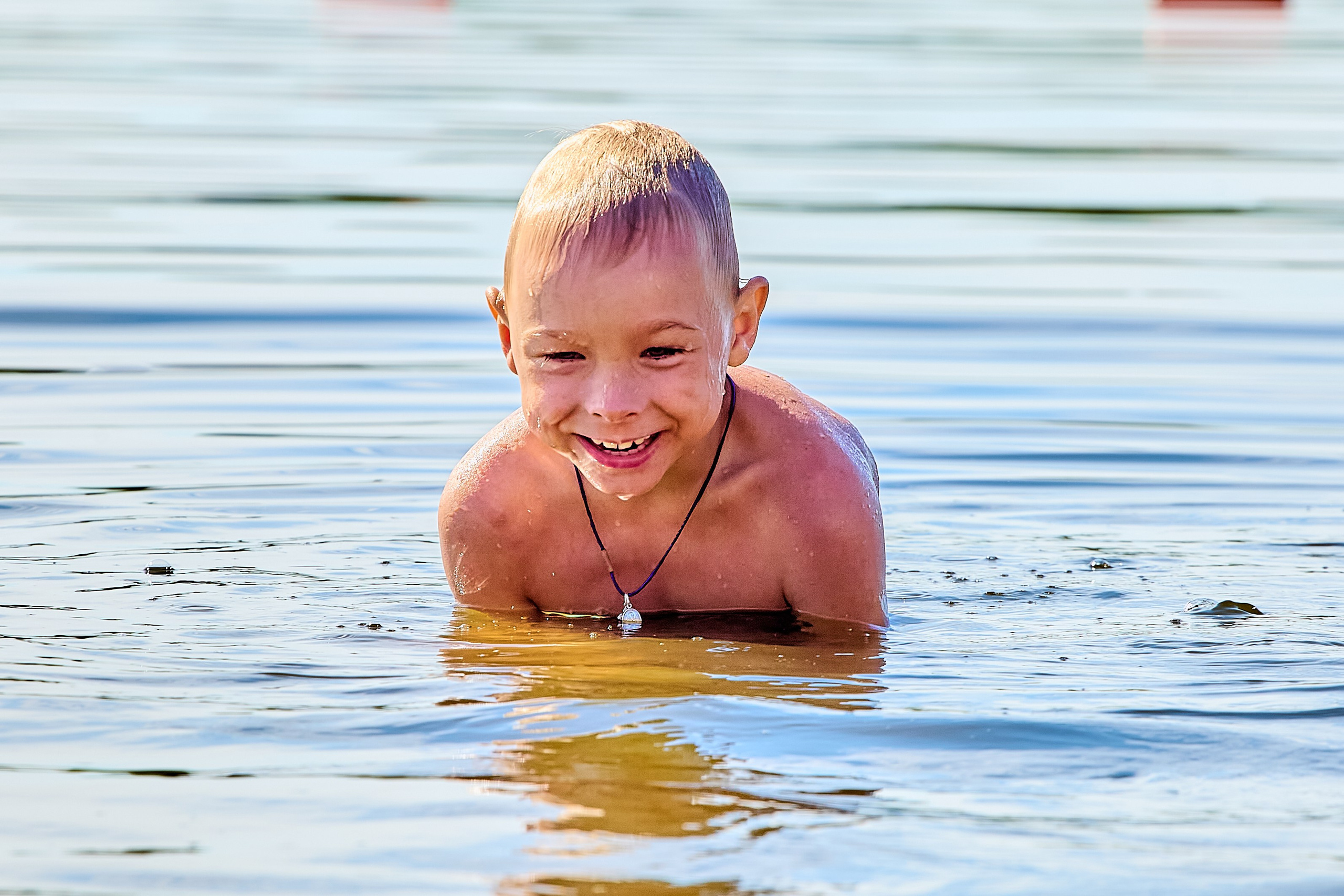 Семейная прогулка летом на озере