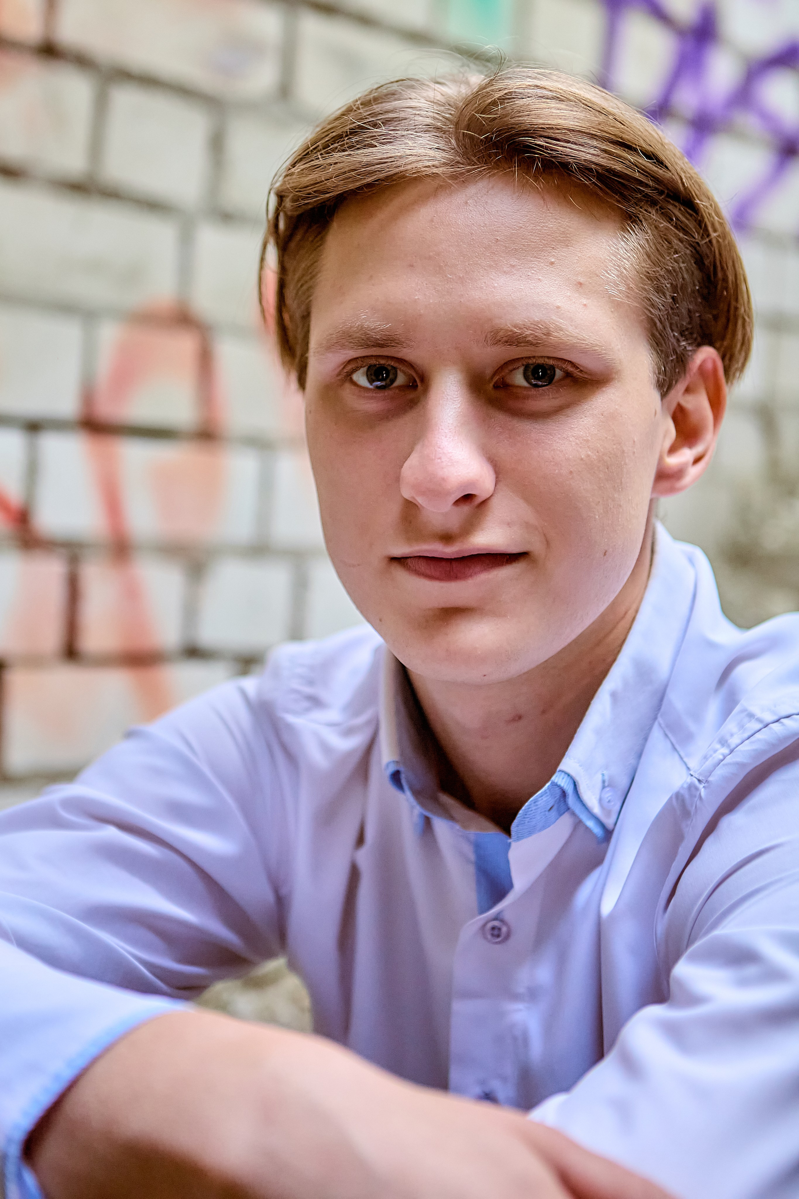 Мужской портрет в заброшенном здании