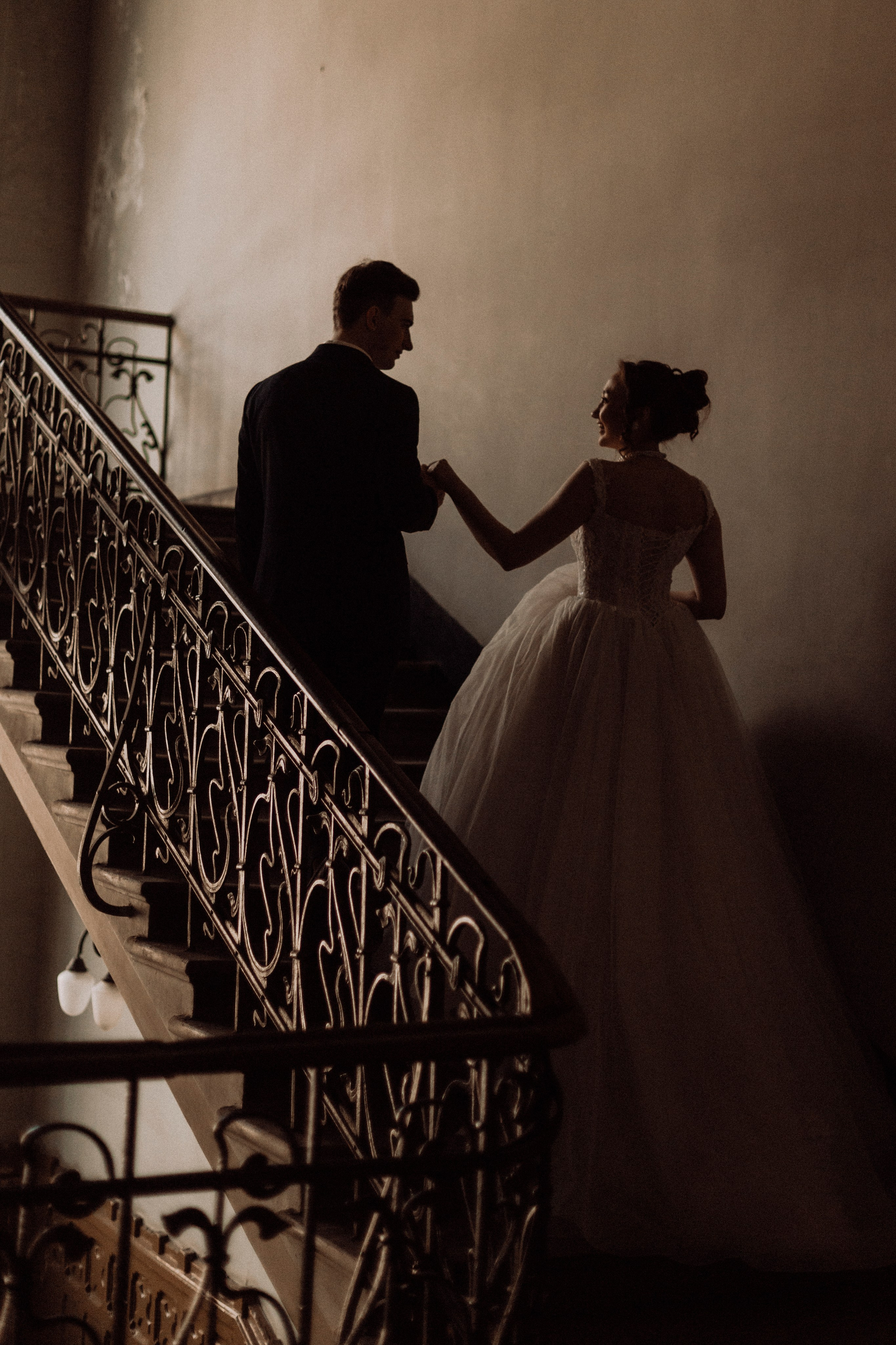 свадебная фотосессия на витебском вокзале необычная локация для свадебной фотосессии свадебный фотограф в питере любить камерная свадьба только вдвоем ретро-вайб атмосферные фотографии фотограф с душой санкт петербург калининград москва касания семейный альбом ценить моменты создавать любовь памятник культуры порекомендовали как фотографа 