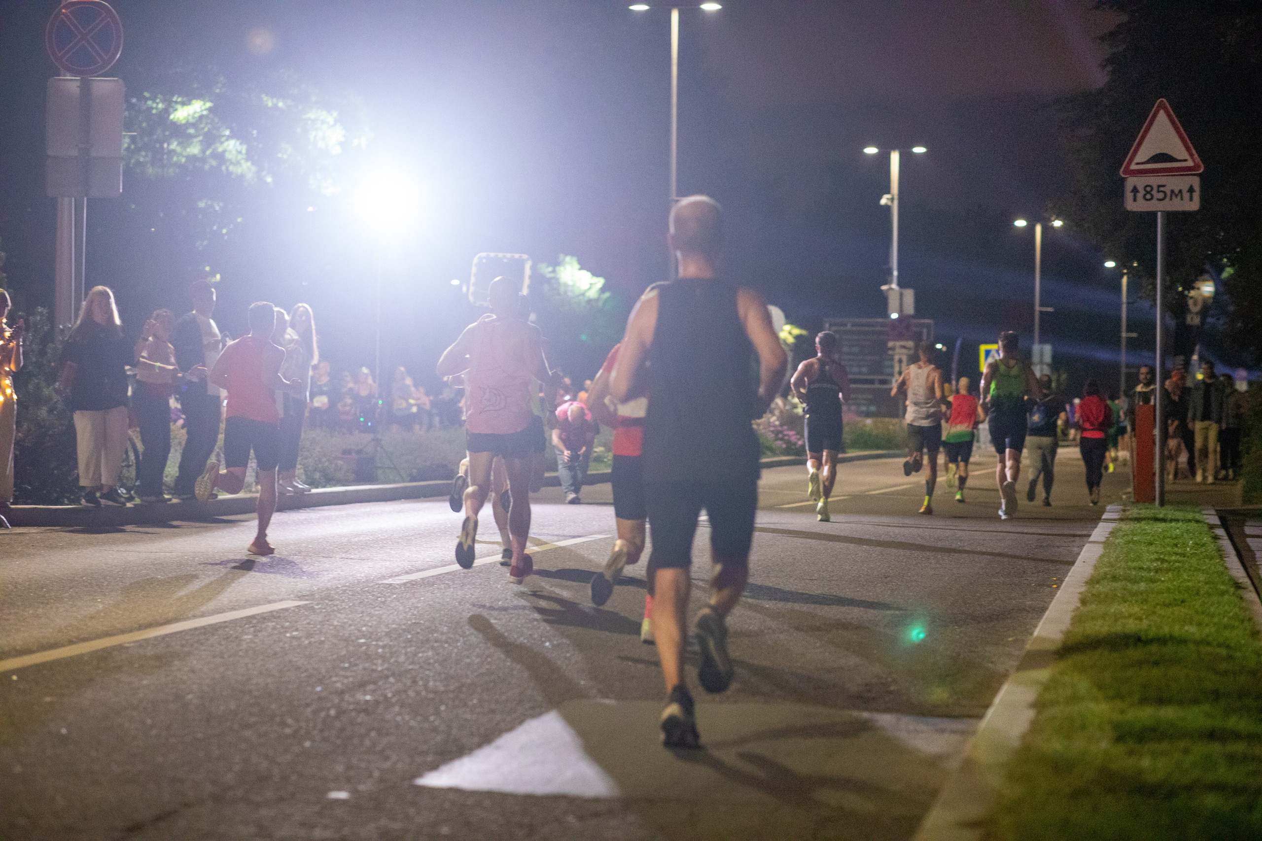 Ночной забег в ленте фотографий бегунов 03.08.24. Фотограф Сергей Ловкий