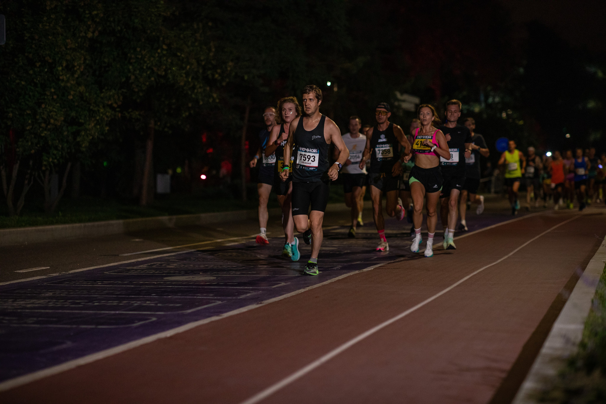 Ночной забег в ленте фотографий бегунов 03.08.24. Фотограф Сергей Ловкий
