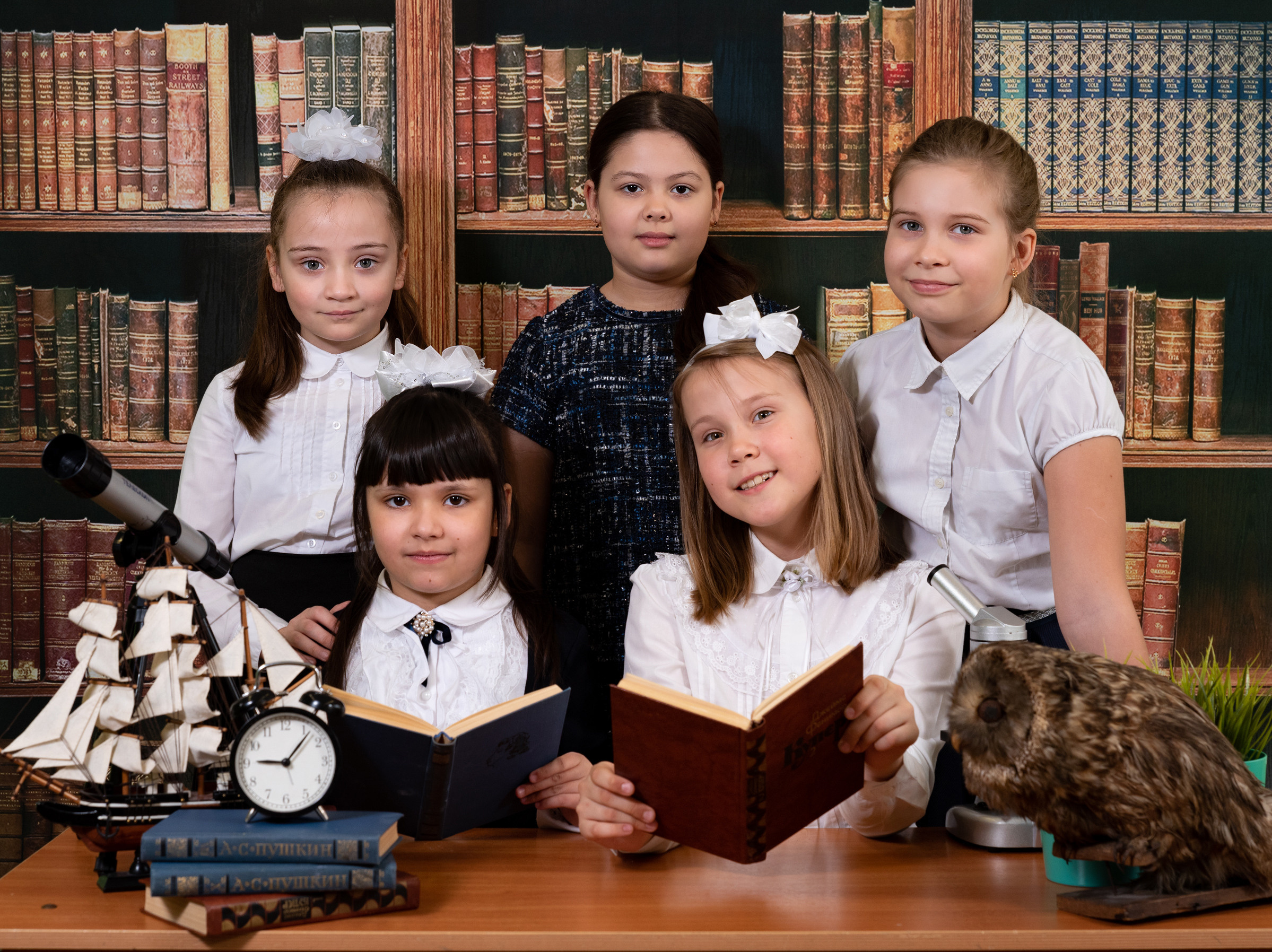 Выездная фотосессия 2 класс Библиотека. Выпускные альбомы для детских садов и школ