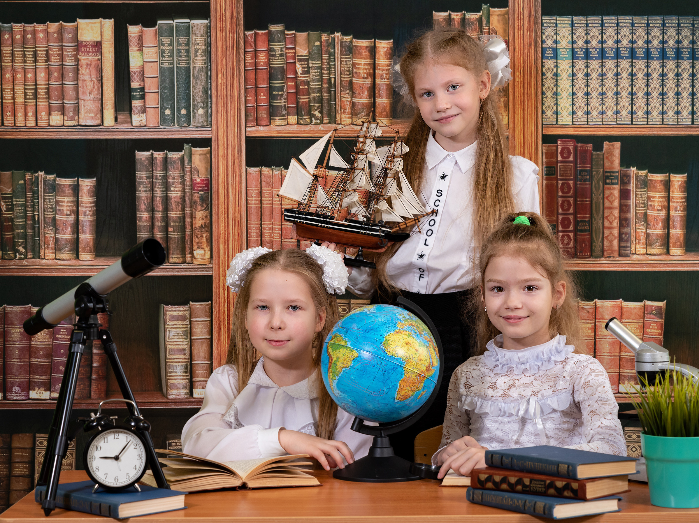 Выездная фотосессия 2 класс Библиотека. Выпускные альбомы для детских садов и школ