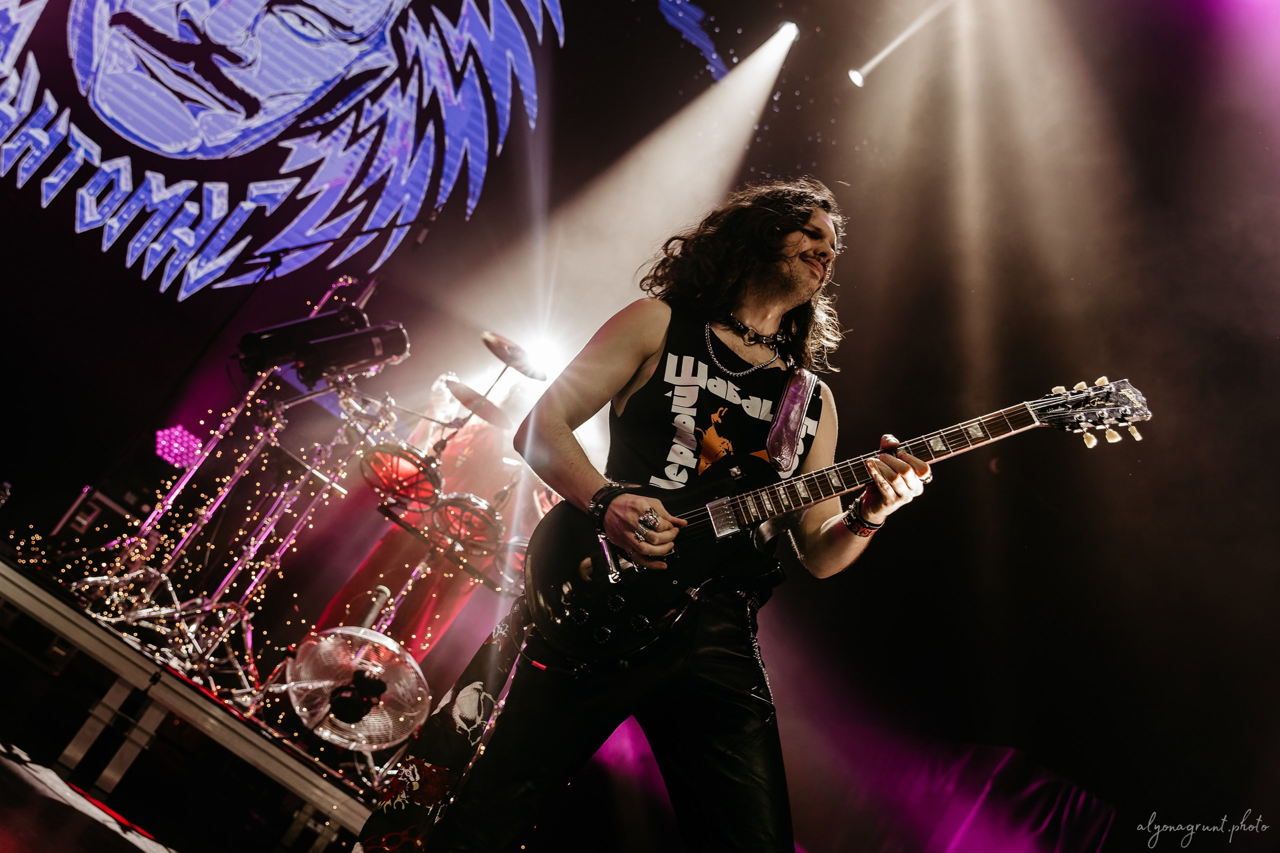 Багровый Фантомас, фоторепортаж, СПб, BASE, 14.12.2025. Алена Адрианова: фотограф в Санкт-Петербурге