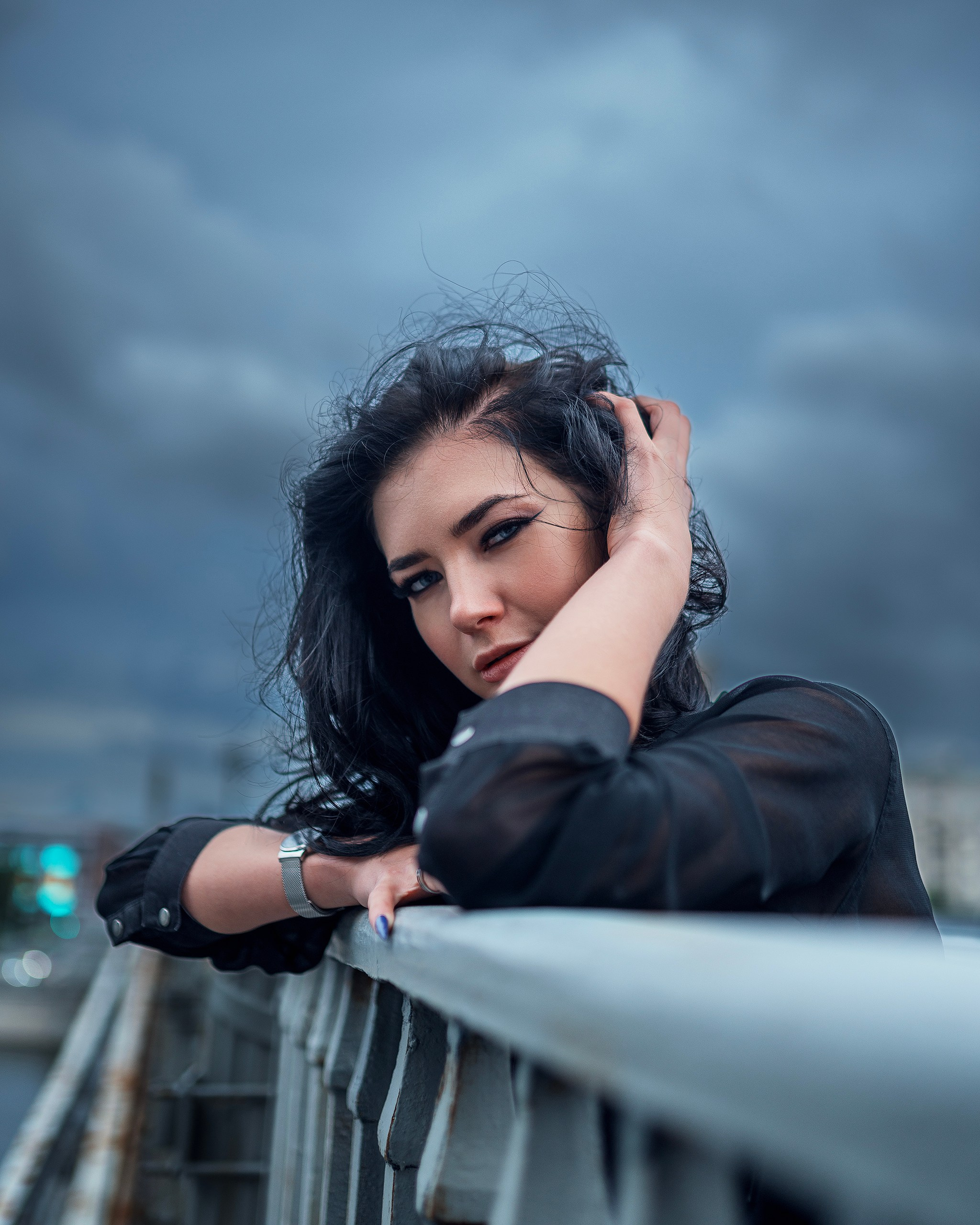 Девушка на улицах Москвы в пасмурную погоду 