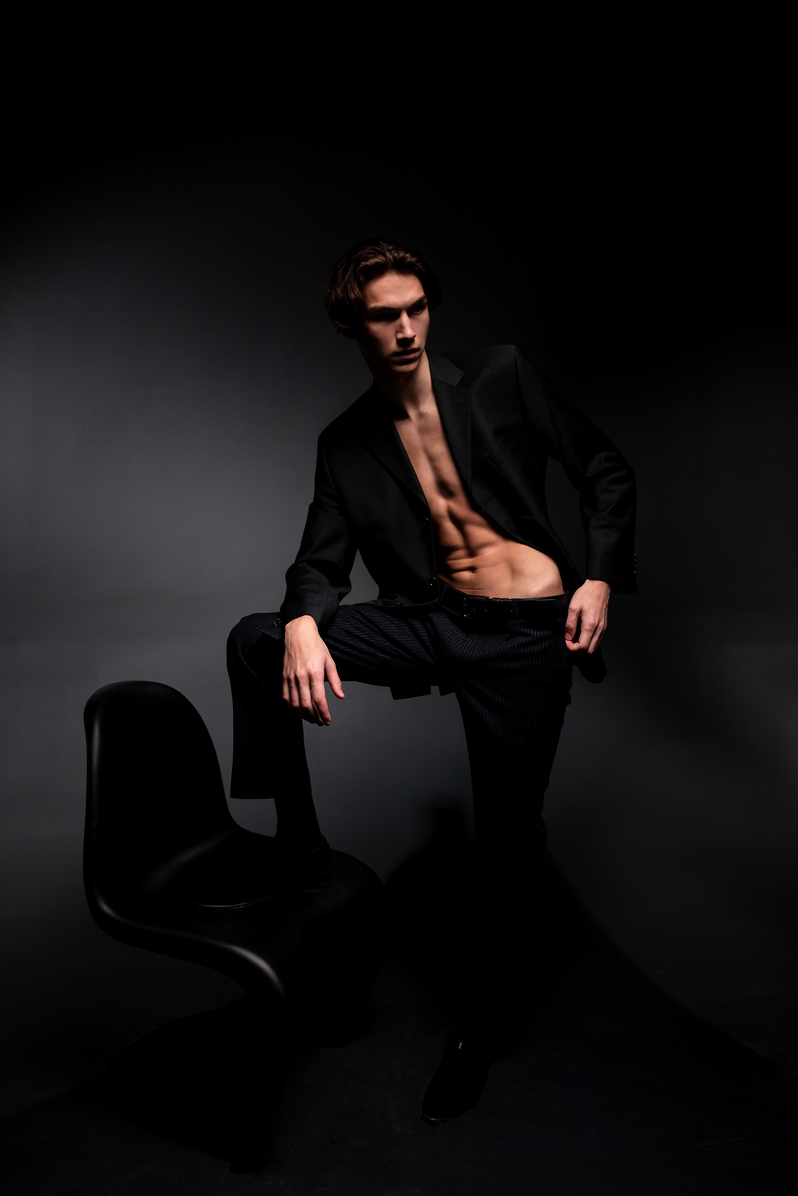 Фотосессия в фотостудии новосибирск, фотосессия в студии, фотосессия на черной циклорамме, креативная фотосессия, фотограф новосибирск, фотосессия новосибирск, заказать фотографа в новосибирске, портретный фотограф новосибирск, мужской фотограф новосибирск, фото Юлия Туманова, портретное фото, креативный фотограф, организация фотосессии,  мужская фотосессия, фэшн фотосессия, фотосессия для мужчины, фотосессия для эксперта, фотосессия для бренда, рекламная фотосессия