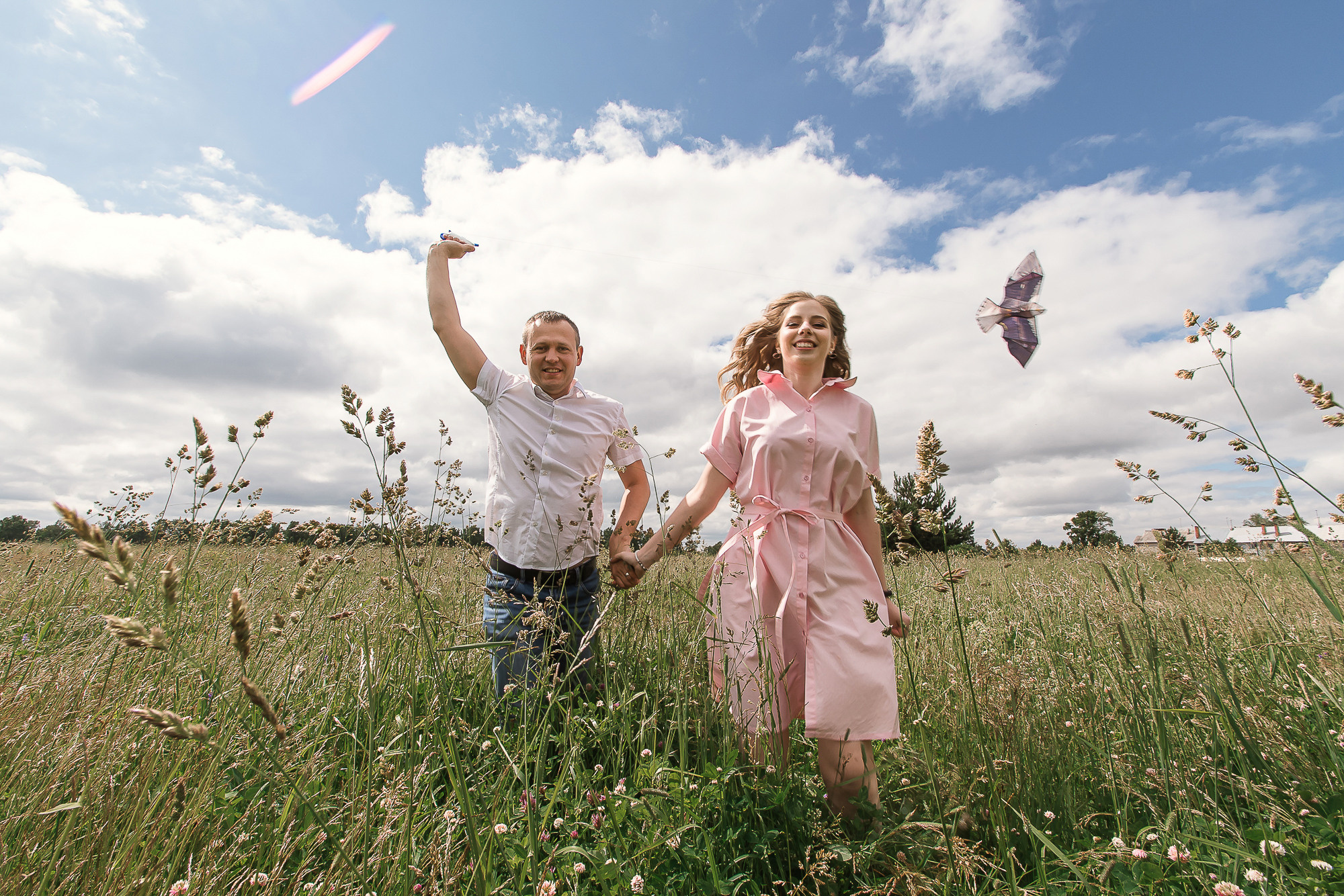 девушка в розовом платье, парень в рубашке, бегут по полю с воздушным змеем, фотосессия в поле, фотосессия летом