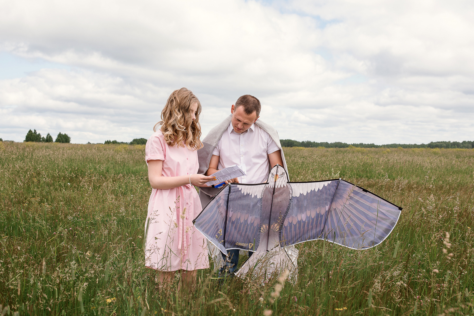 девушка в розовом платье, парень в рубашке, собирают воздушного змея, фотосессия в поле, фотосессия летом