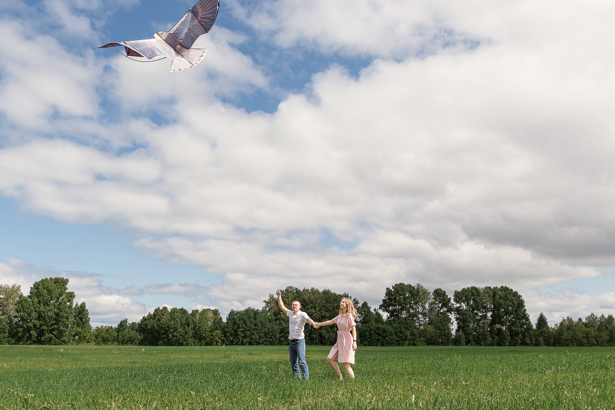 девушка в розовом платье, парень в рубашке, бегут по полю с воздушным змеем, фотосессия в поле, фотосессия летом