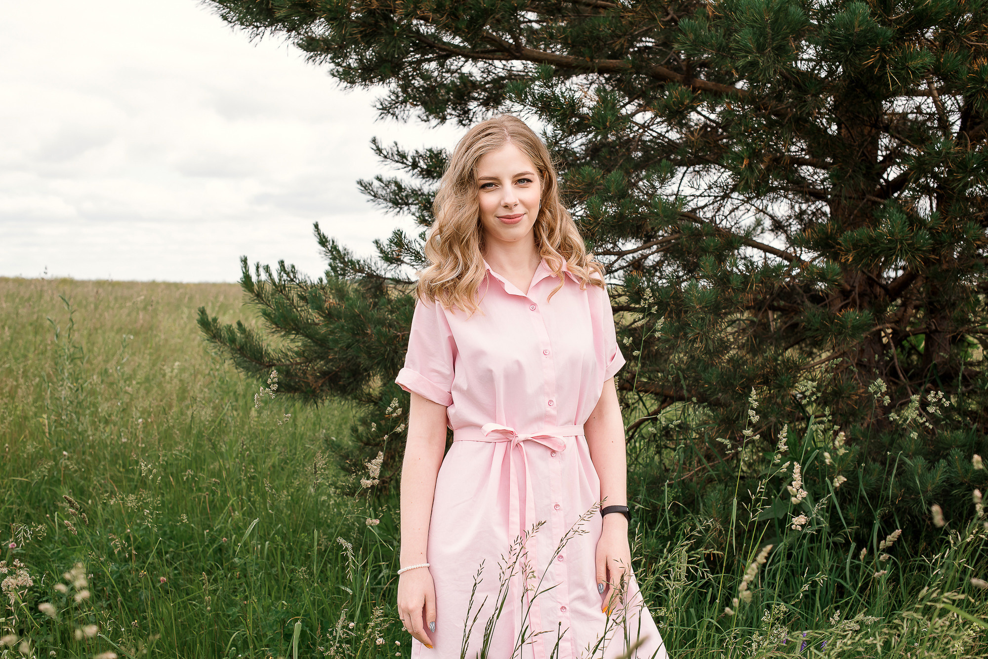 девушка с локонами на фоне сосны, фотосессия летом