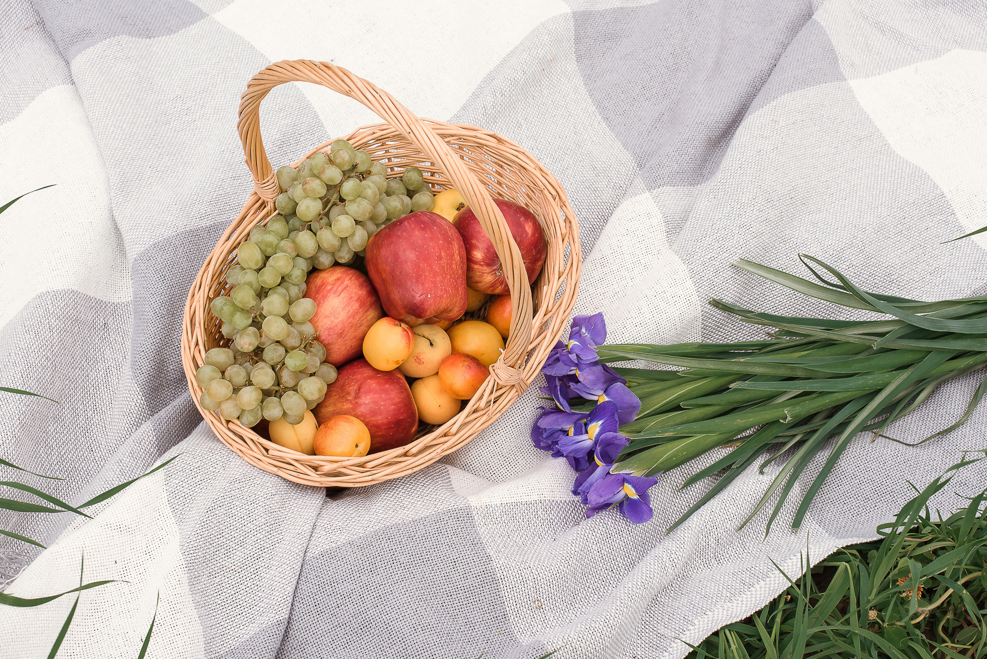 корзина с фруктами, плед и ирисы