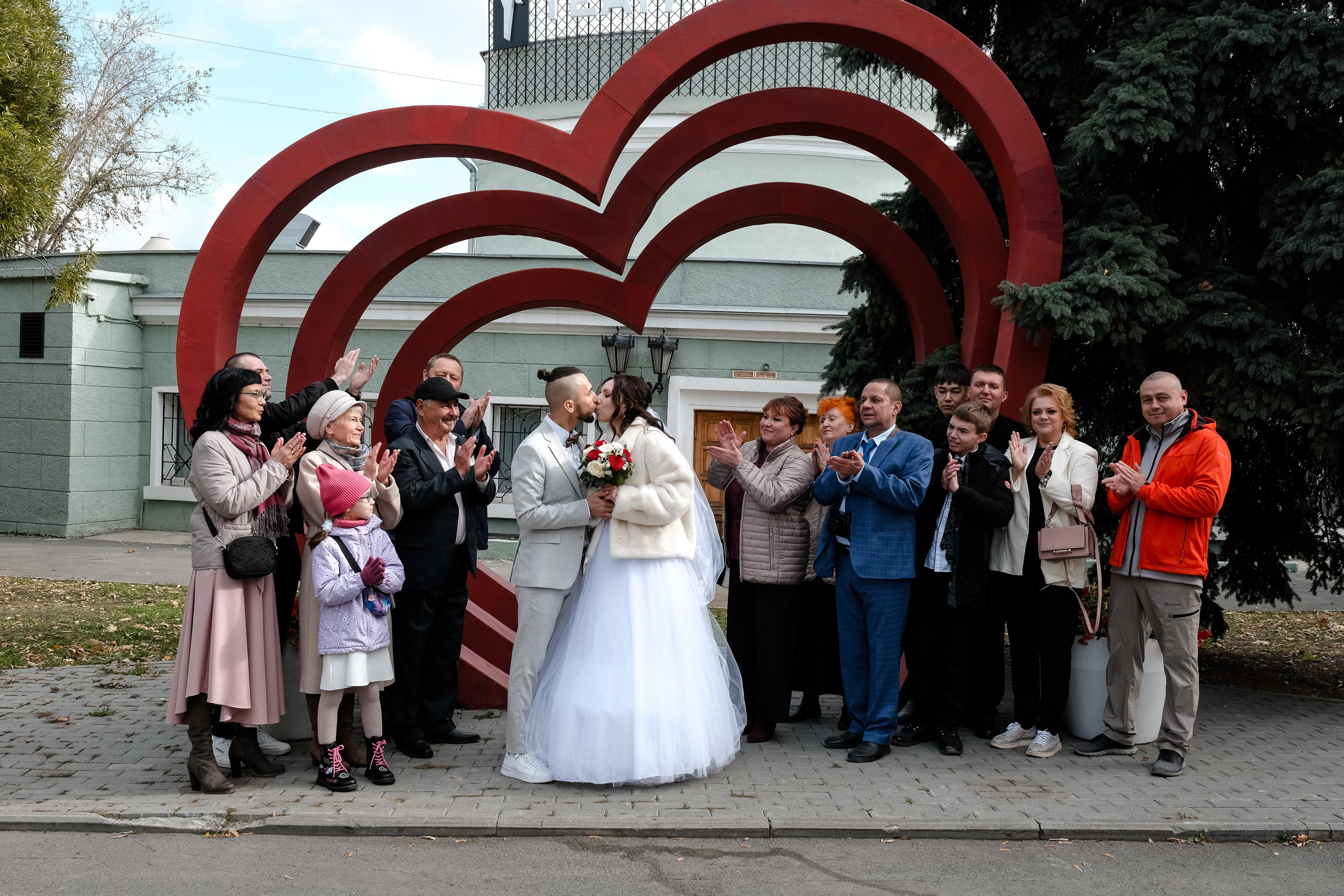 Азат и Дарья_прогулка с ретро-автомобилями. Свадебный фотограф в Челябинске Сырчикова Наталья