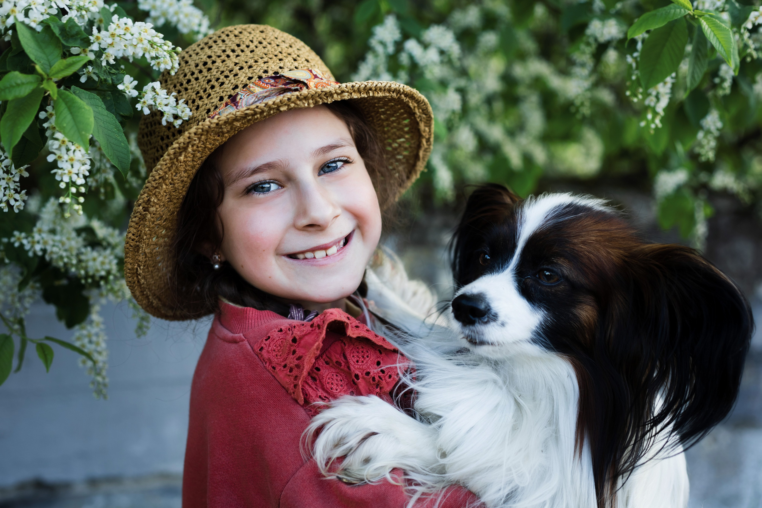 детский портрет девочки с собакой в черемухе