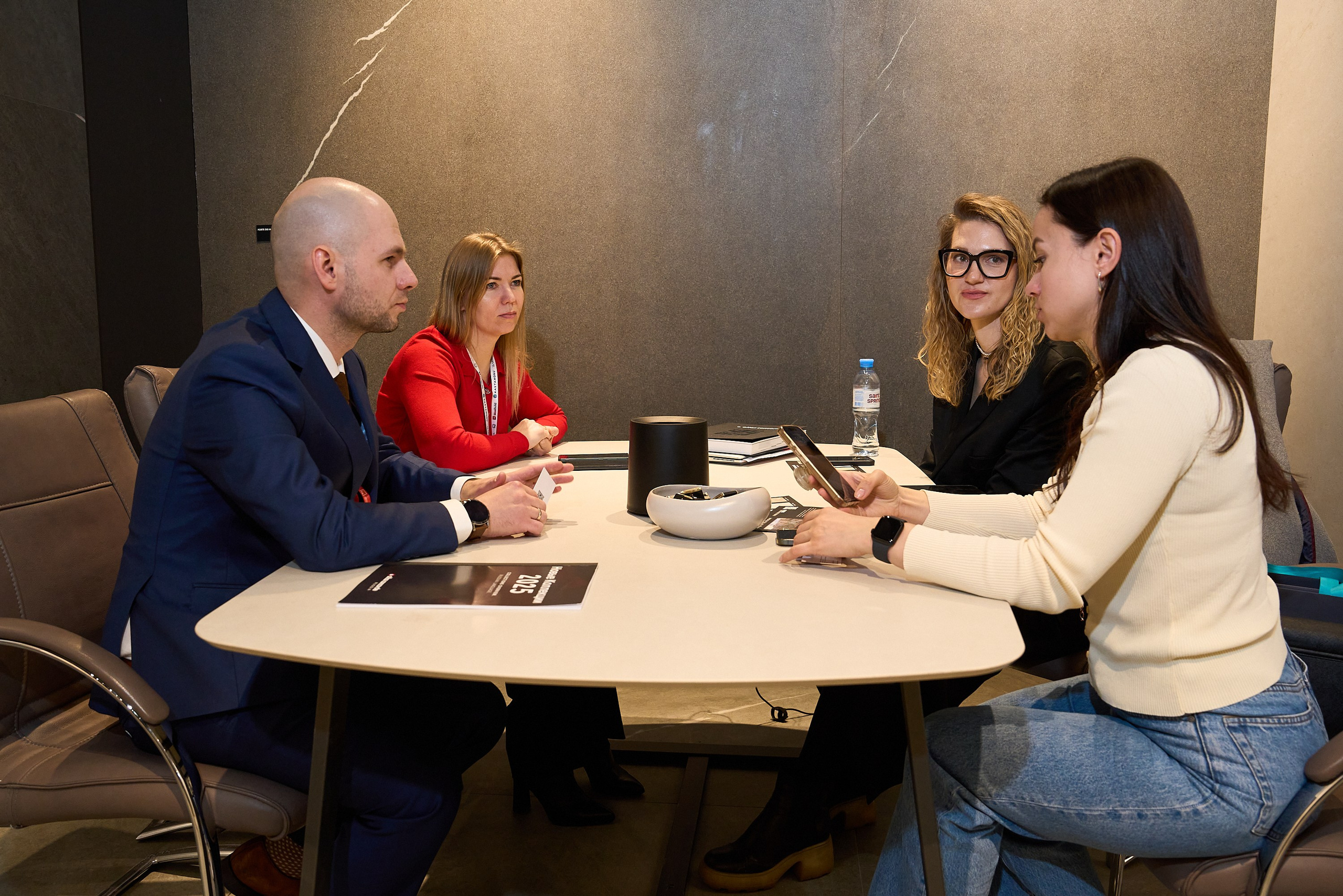 Фотография переговоров на выставке в крокус экспо