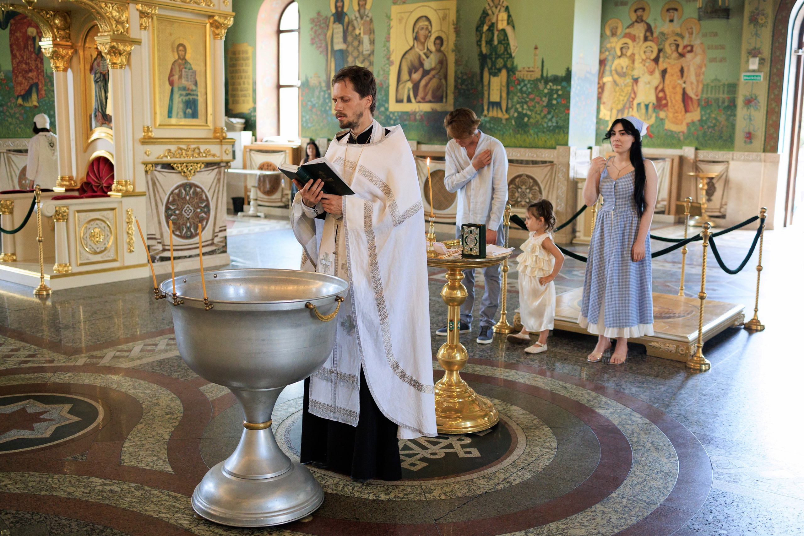 Фотосъёмка таинства крещения и крестин в городах Я фотограф снимающий венчания в городах Минеральные Воды, Пятигорск, Кисловодск, Ессентуки,. Репортажный и свадебный фотограф Пятигорск и КМВ