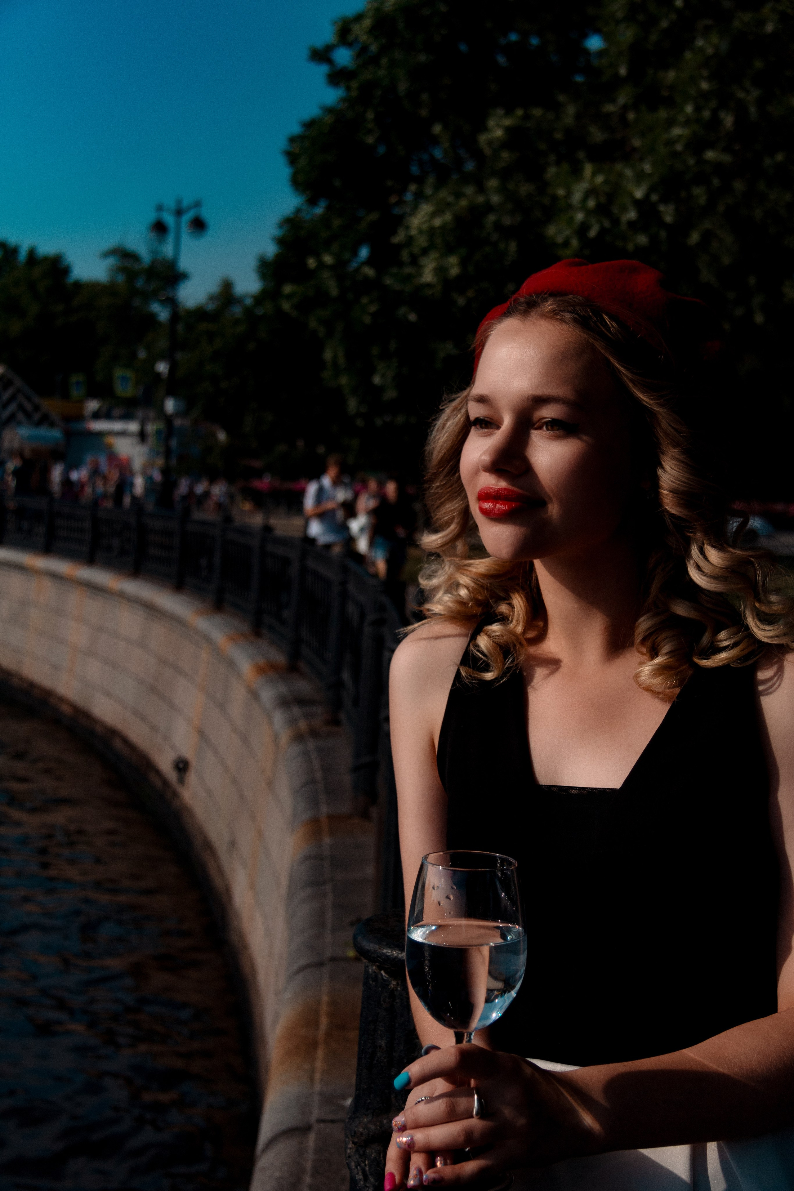 Красивая девушка одна в городе.