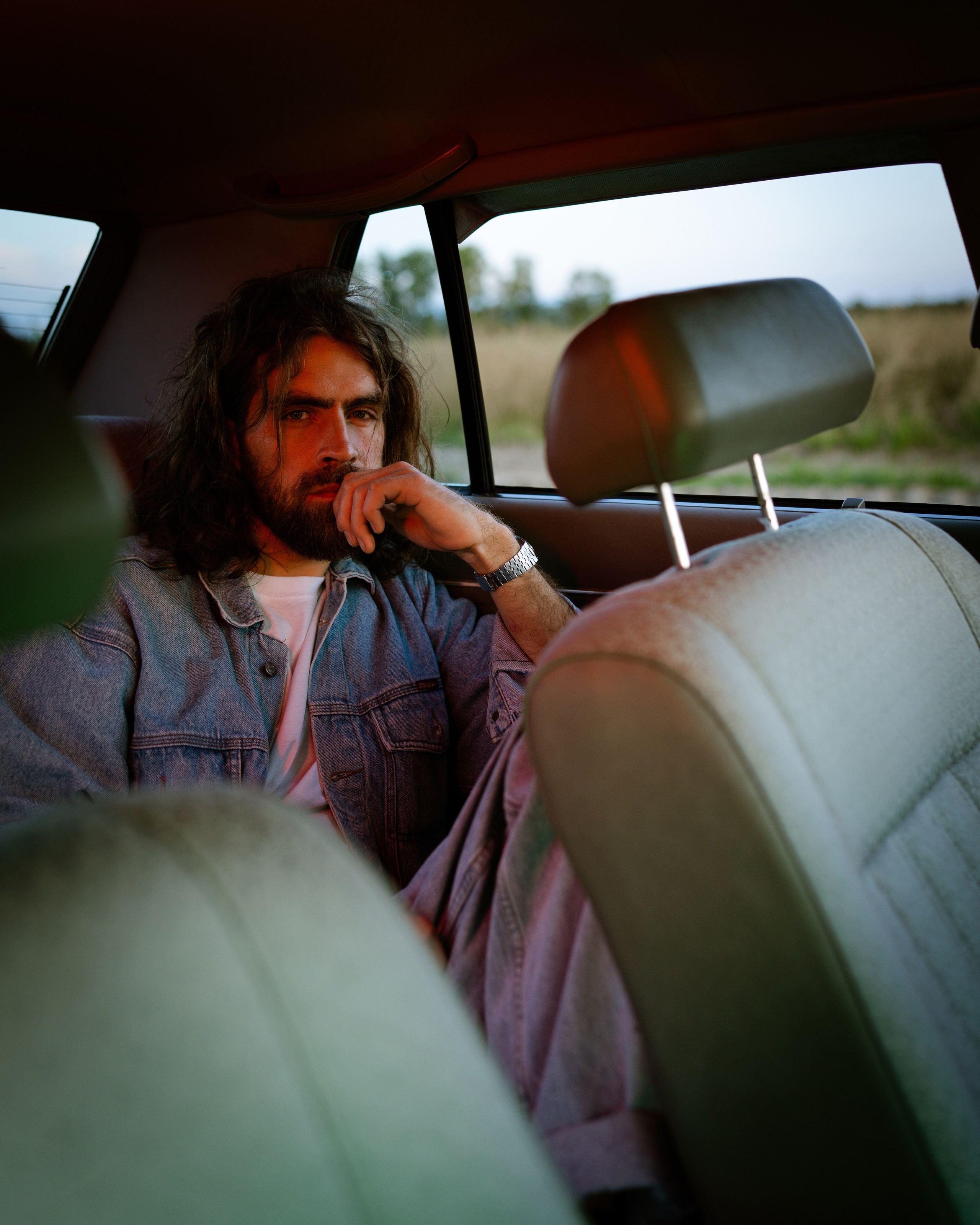 Фотосессия парня с автомобилем. Портретный фотограф Санкт-Петербург Арнольд