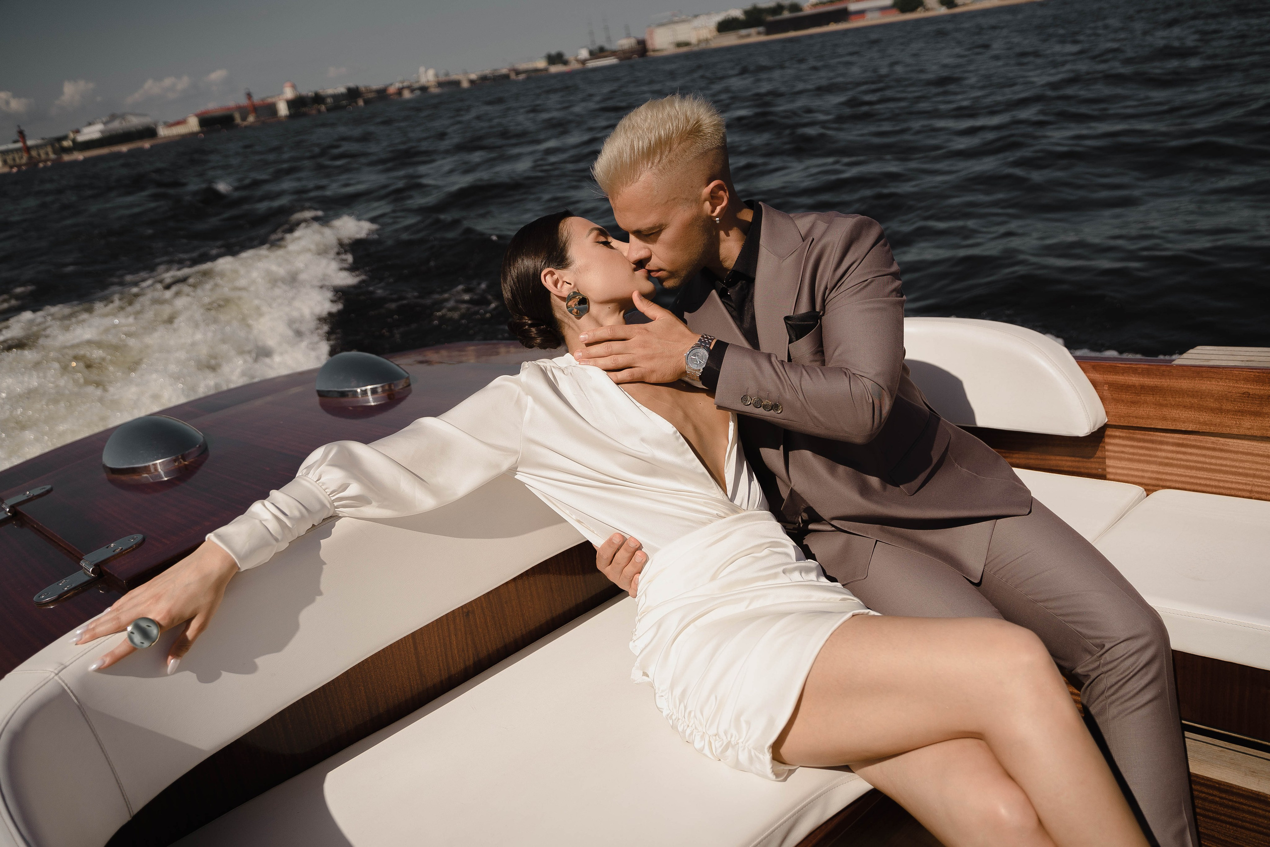 Прогулка на катере. Свадебный фотограф Казань Анастасия Доле