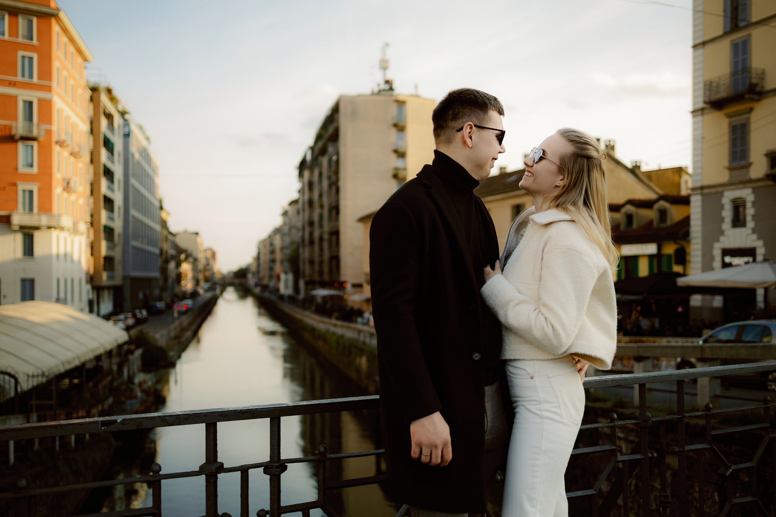 Пара на мосту на закате, мягкий городской свет