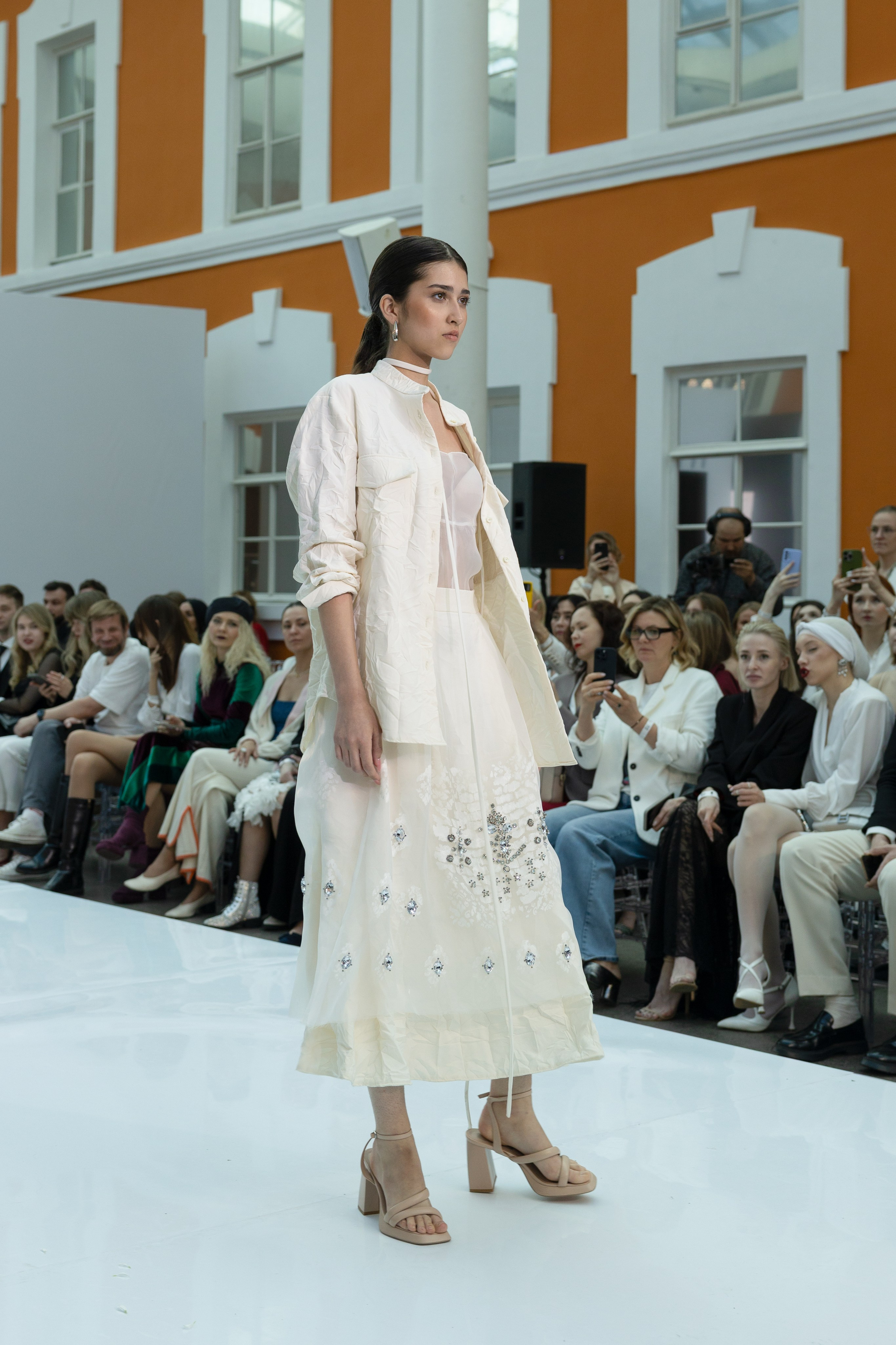 <img src="image.jpg" alt="репортаж с модного показа в Санкт-Петербурге">