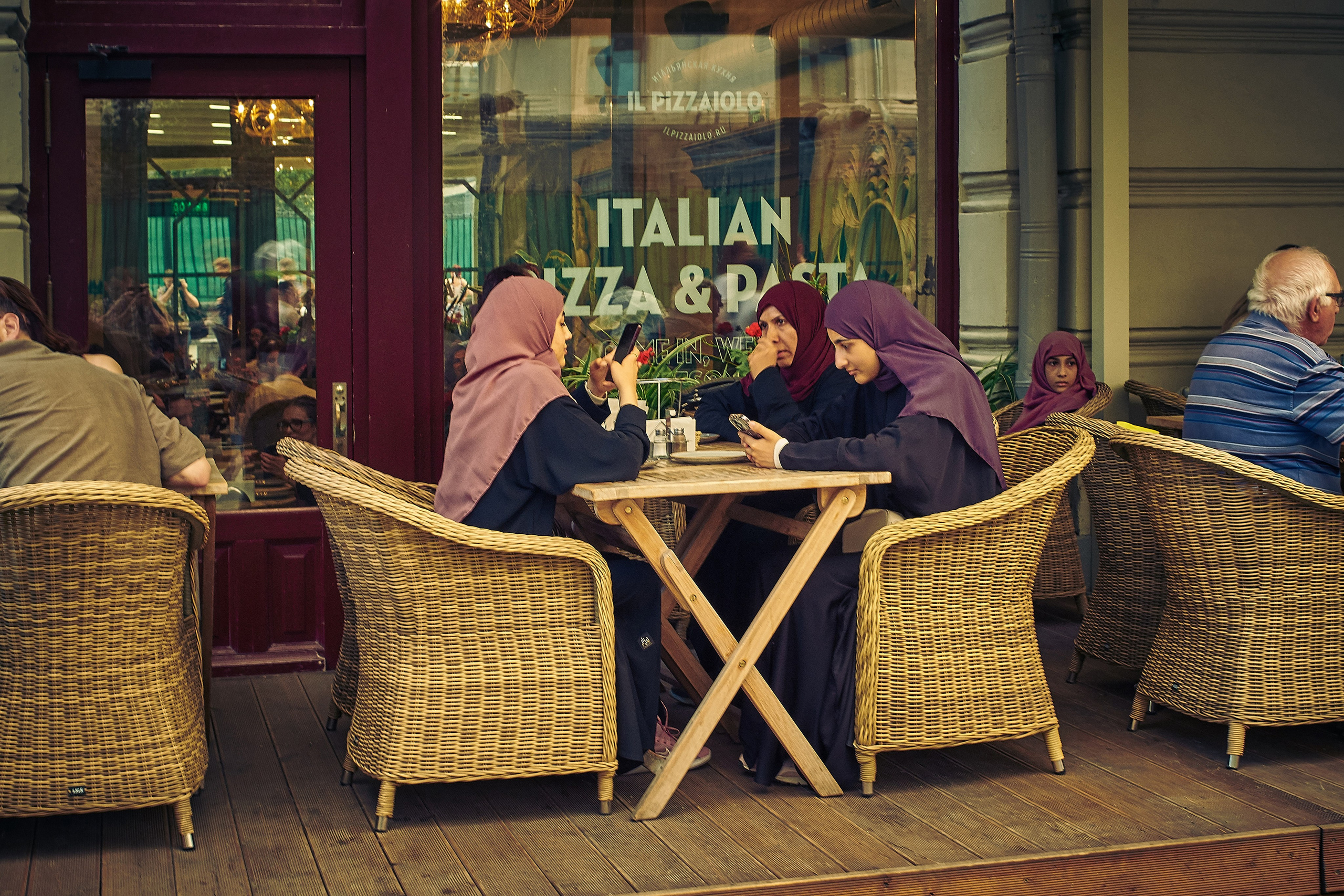 Туристы мусульмане в одежде «Жиджаб»