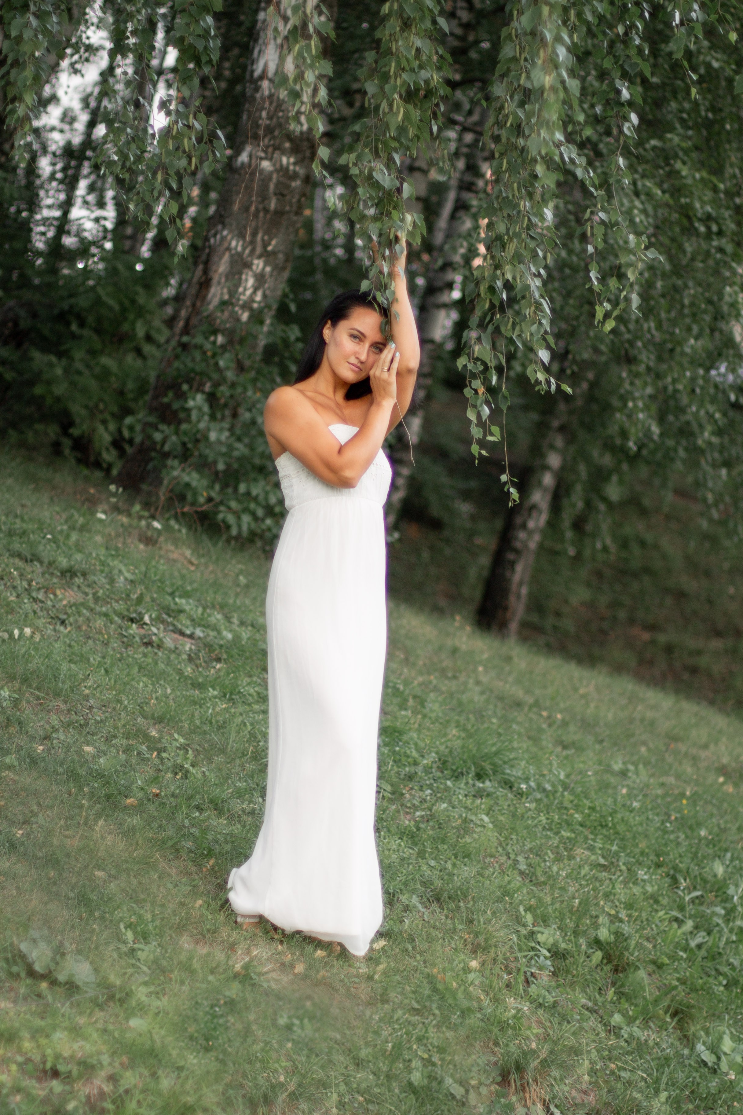 Фотография девушки в белом платье летом, девушка и береза