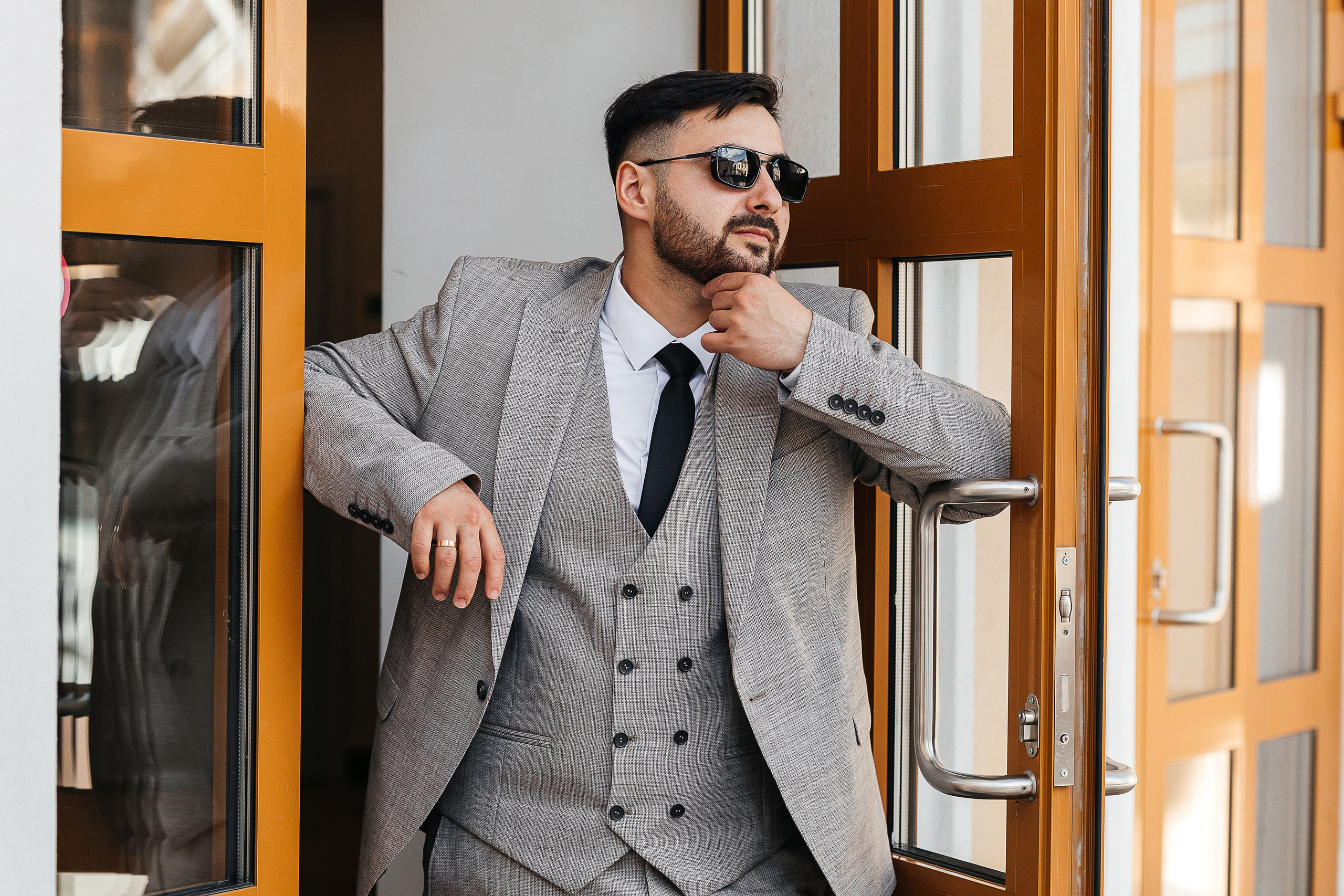 Свадебная фотосессия пары в номере отеля. Олег Сверчков | Свадебный фотограф Вологда