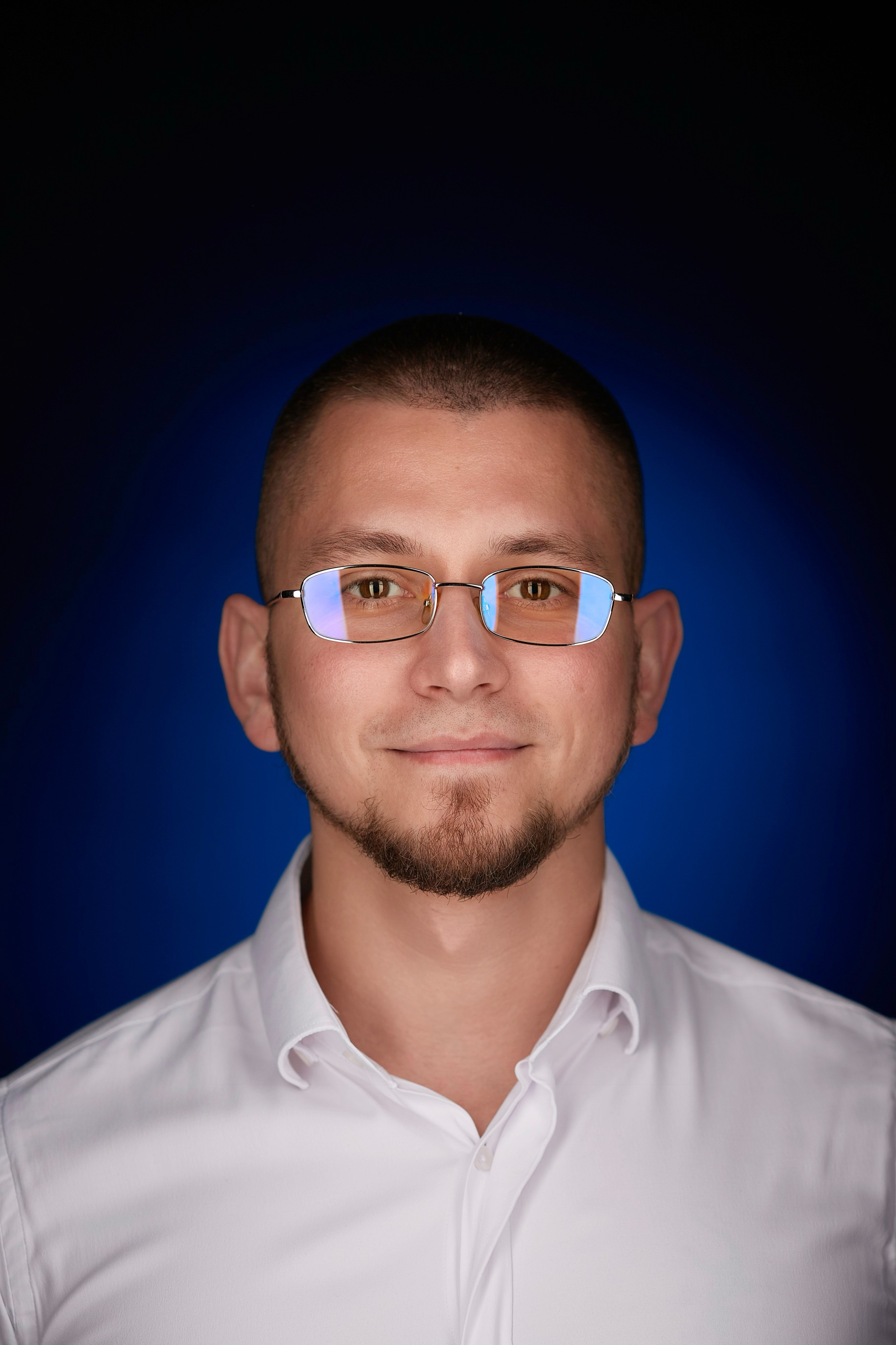 "Профессиональный портрет мужчины в студии""Женский портрет с естественным освещением""Крупный план портрета улыбающейся женщины""Портретная съемка в студии для делового портфолио"Для съемки сотрудников компании:"Группа сотрудников компании на корпоративной фотосессии""Портреты сотрудников офиса для корпоративного сайта""Фотосъемка команды компании в рабочей обстановке""Деловой портрет сотрудника для бизнес-профиля"