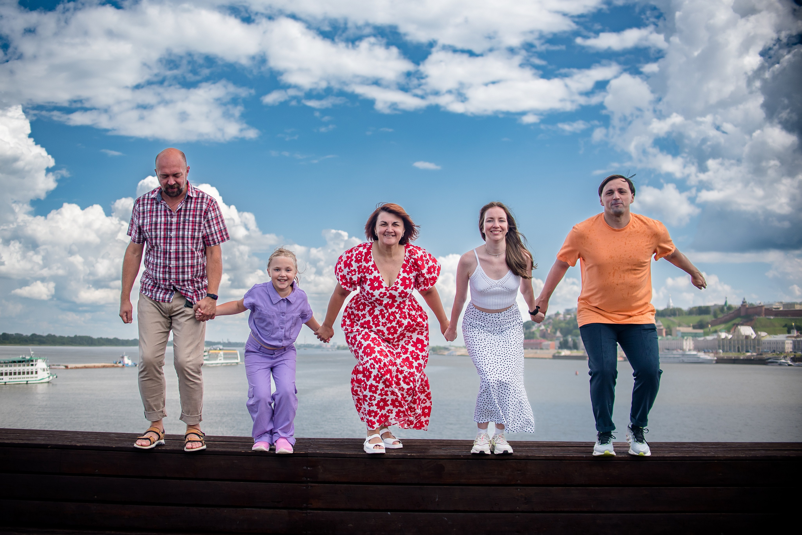 Семейная прогулочная фотосессия. Фотограф Макс Огурцов в Нижнем Новгороде