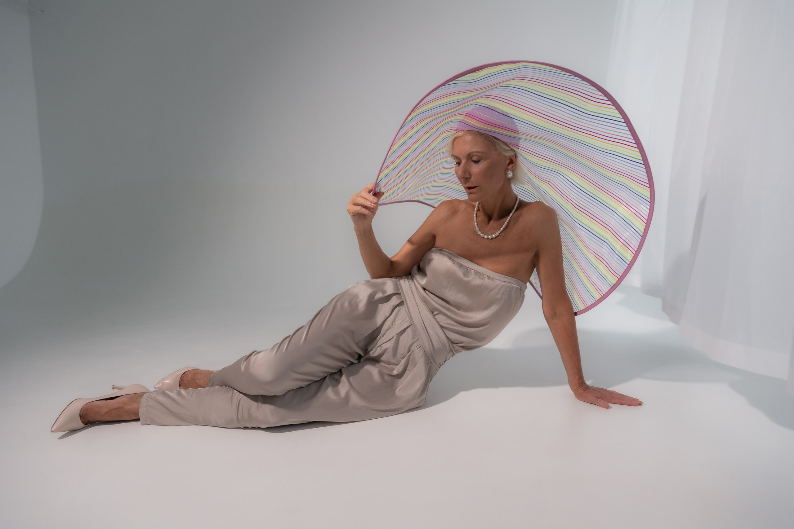 Модель Ольга в дизайнерской шляпке. Портретный фотограф в Москве Екатерина Богдасарова