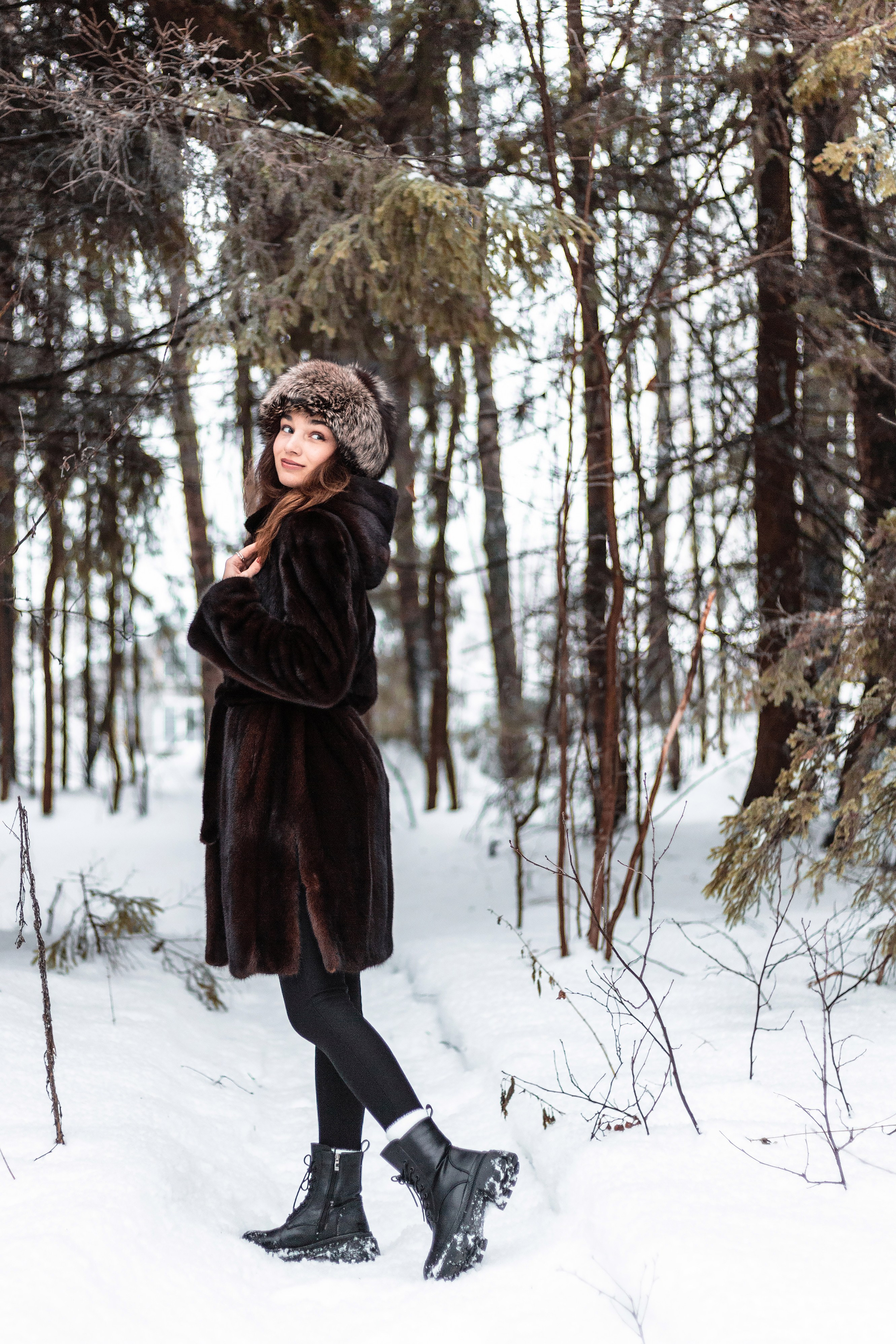 Зимняя фотосессия в лесу в шубе